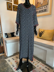 Djellaba à pois marocaine – Bordure rouge