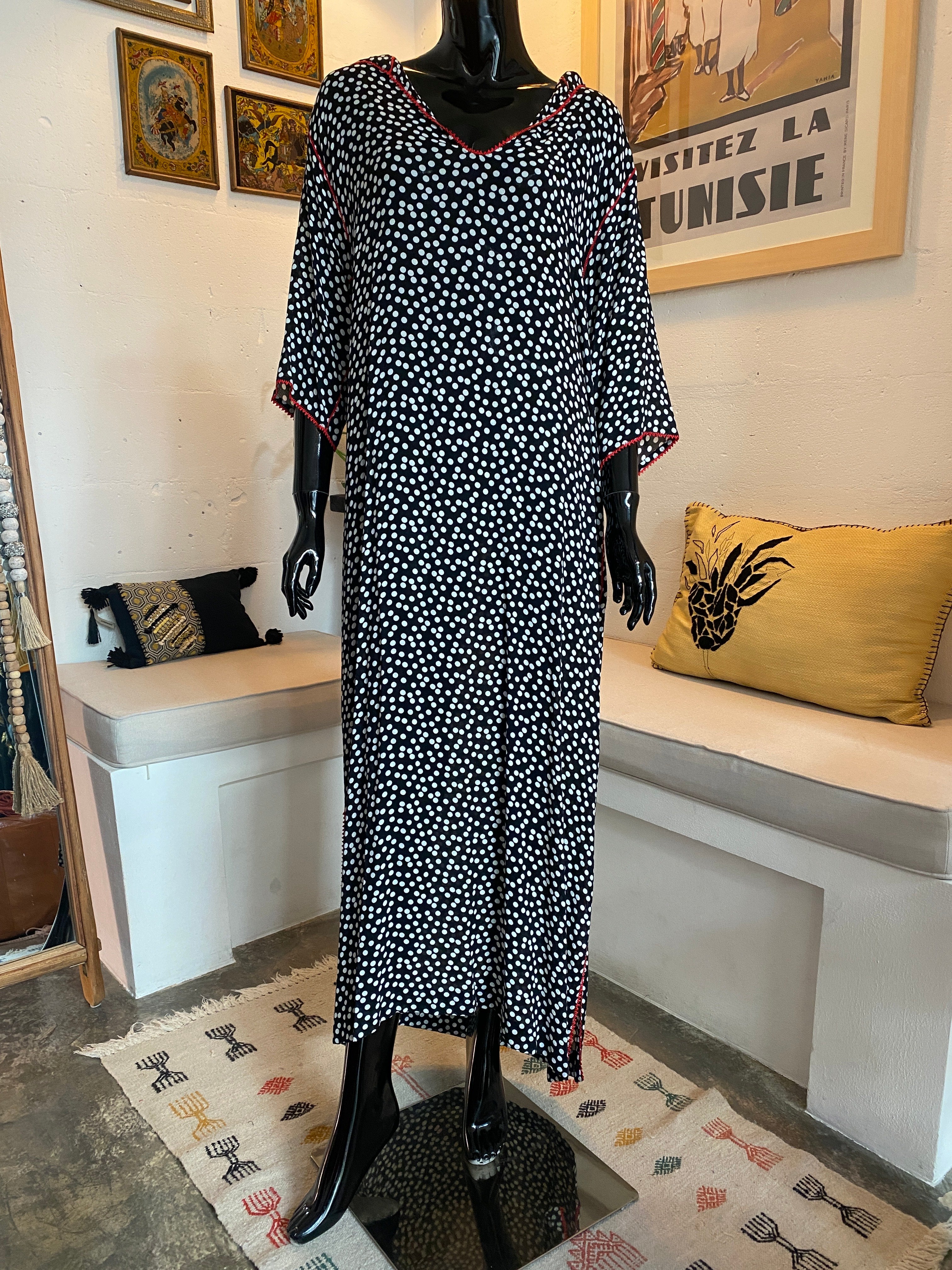 Djellaba à pois marocaine – Bordure rouge