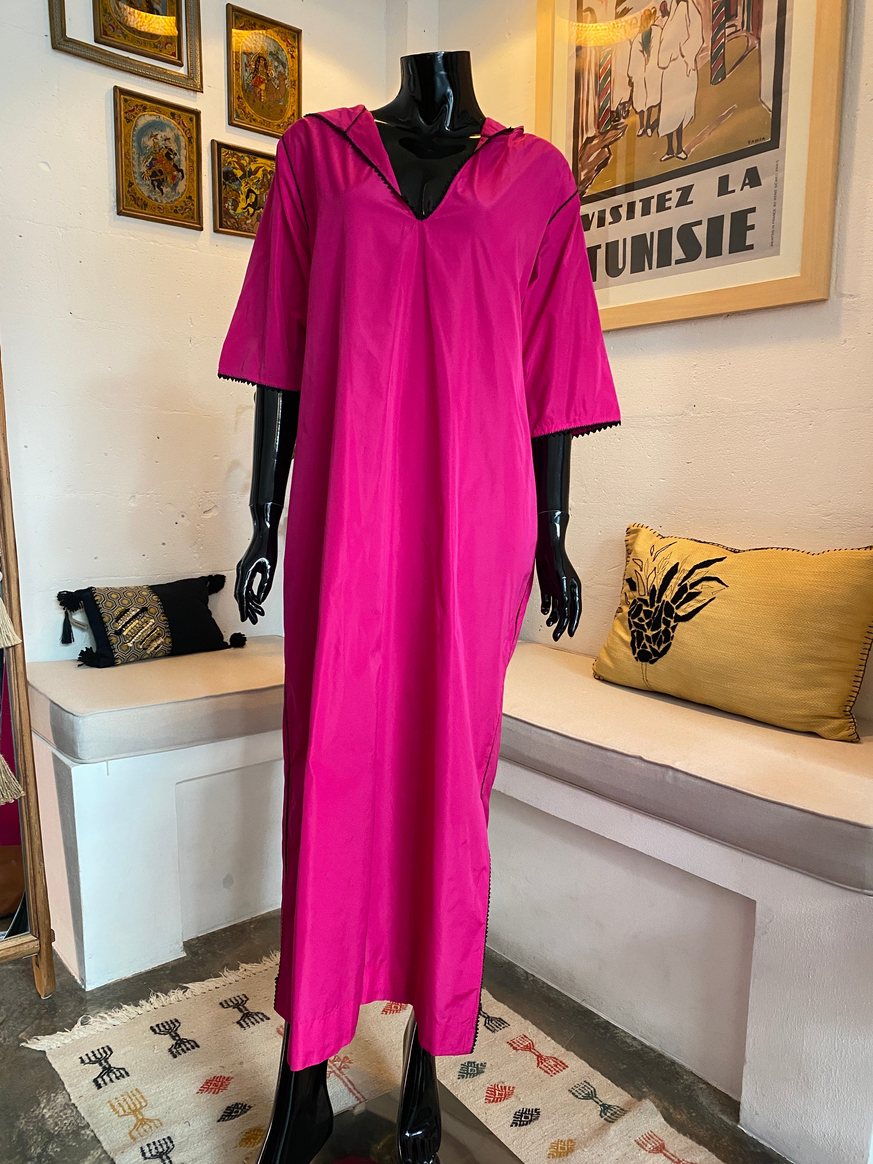 Djellaba en soie fuchsia – Édition Maroc