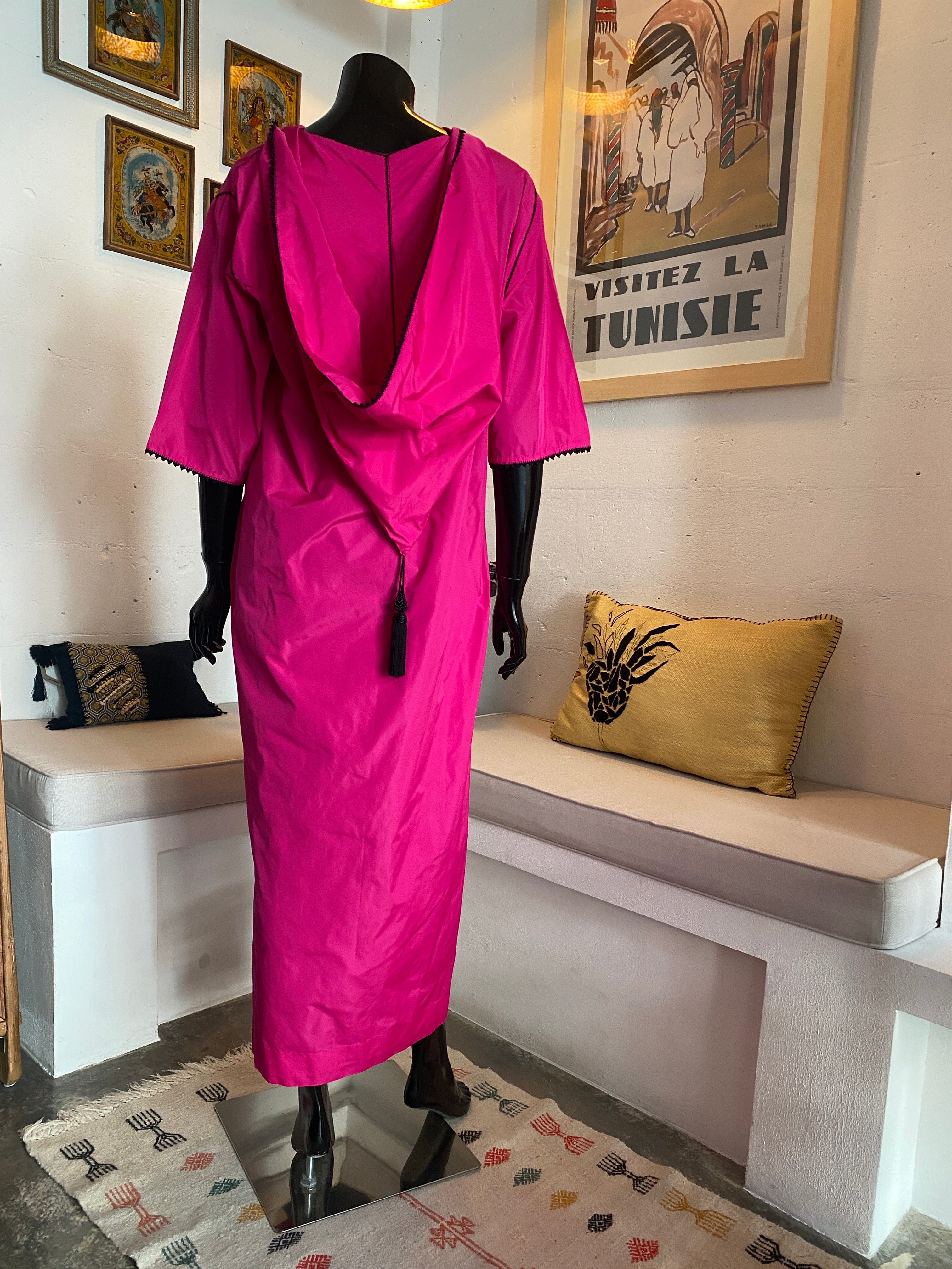 Djellaba en soie fuchsia – Édition Maroc