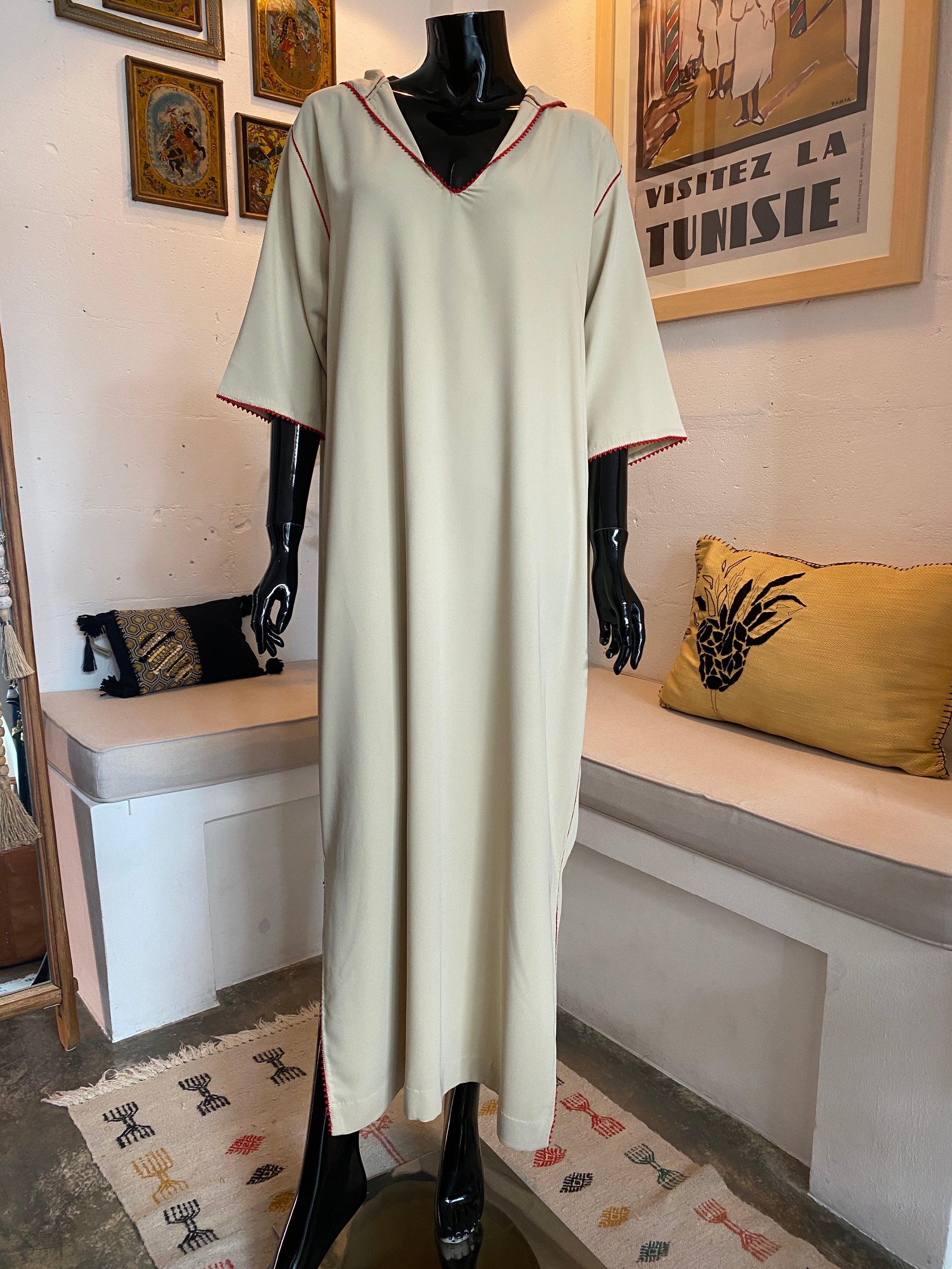 Djellaba crème à coutures rouges – Minimalisme marocain