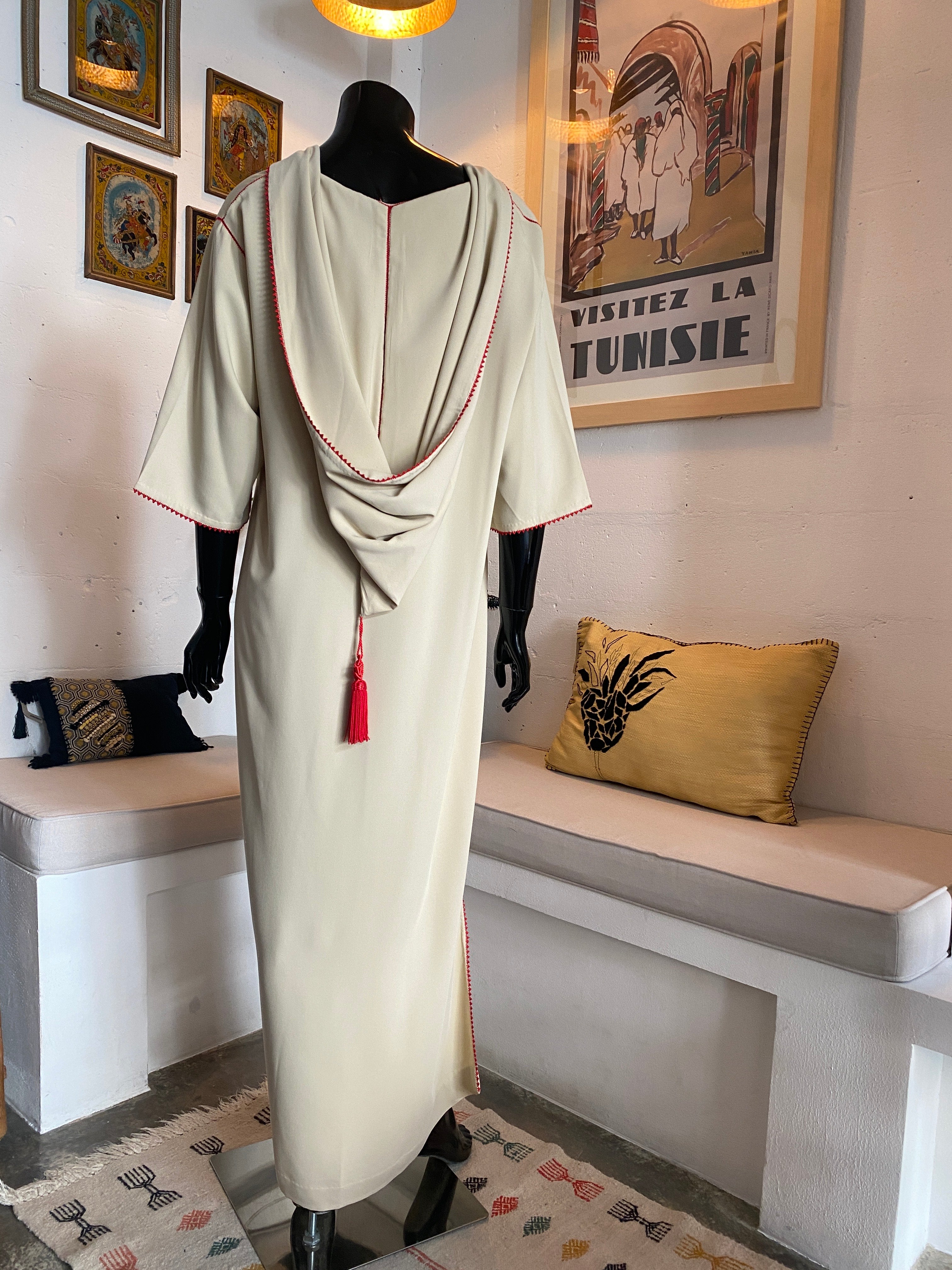 Djellaba crème à coutures rouges – Minimalisme marocain