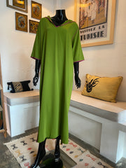 Djellaba verte avec coutures roses – Simplicité marocaine