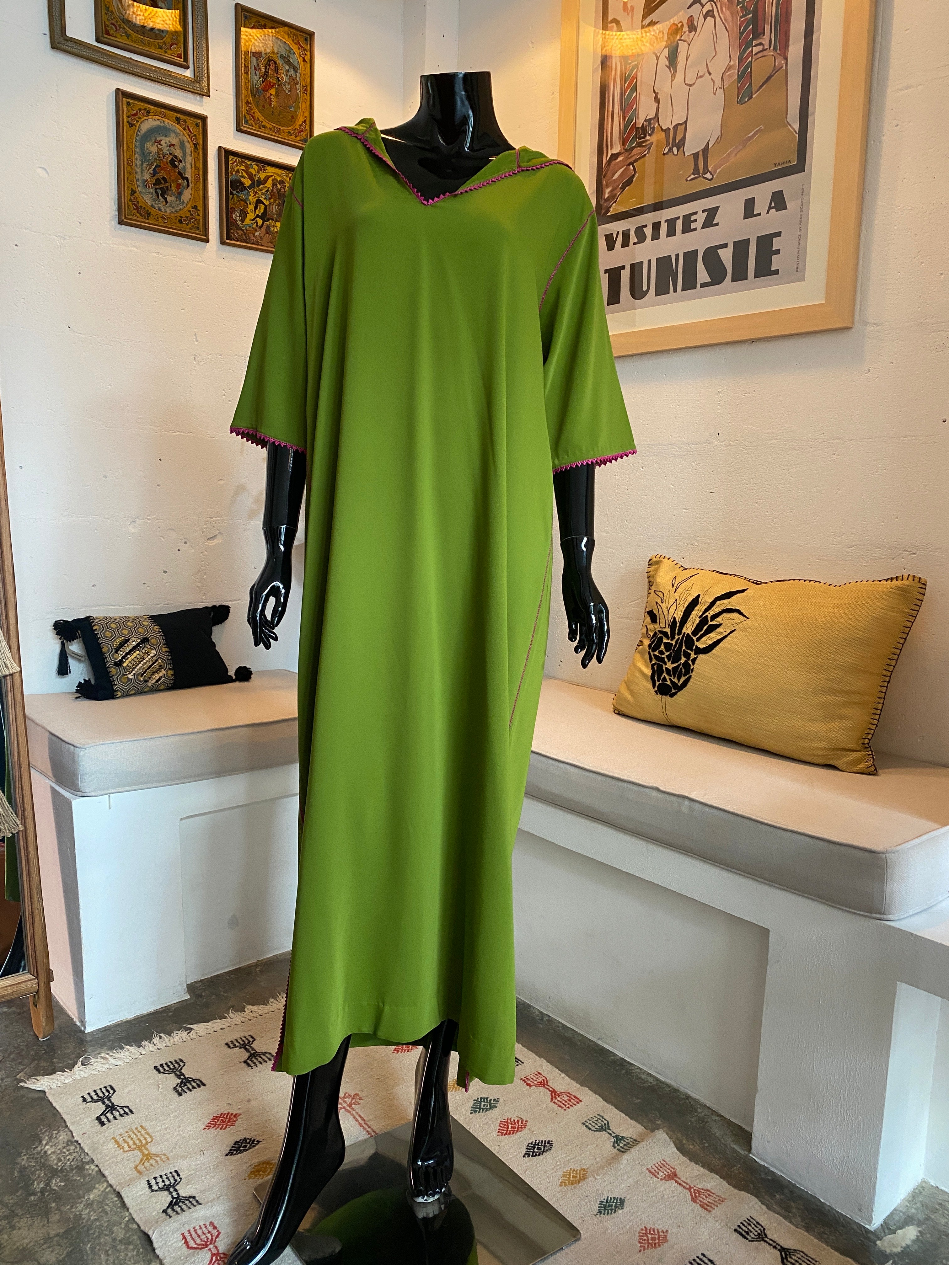 Djellaba verte avec coutures roses – Simplicité marocaine