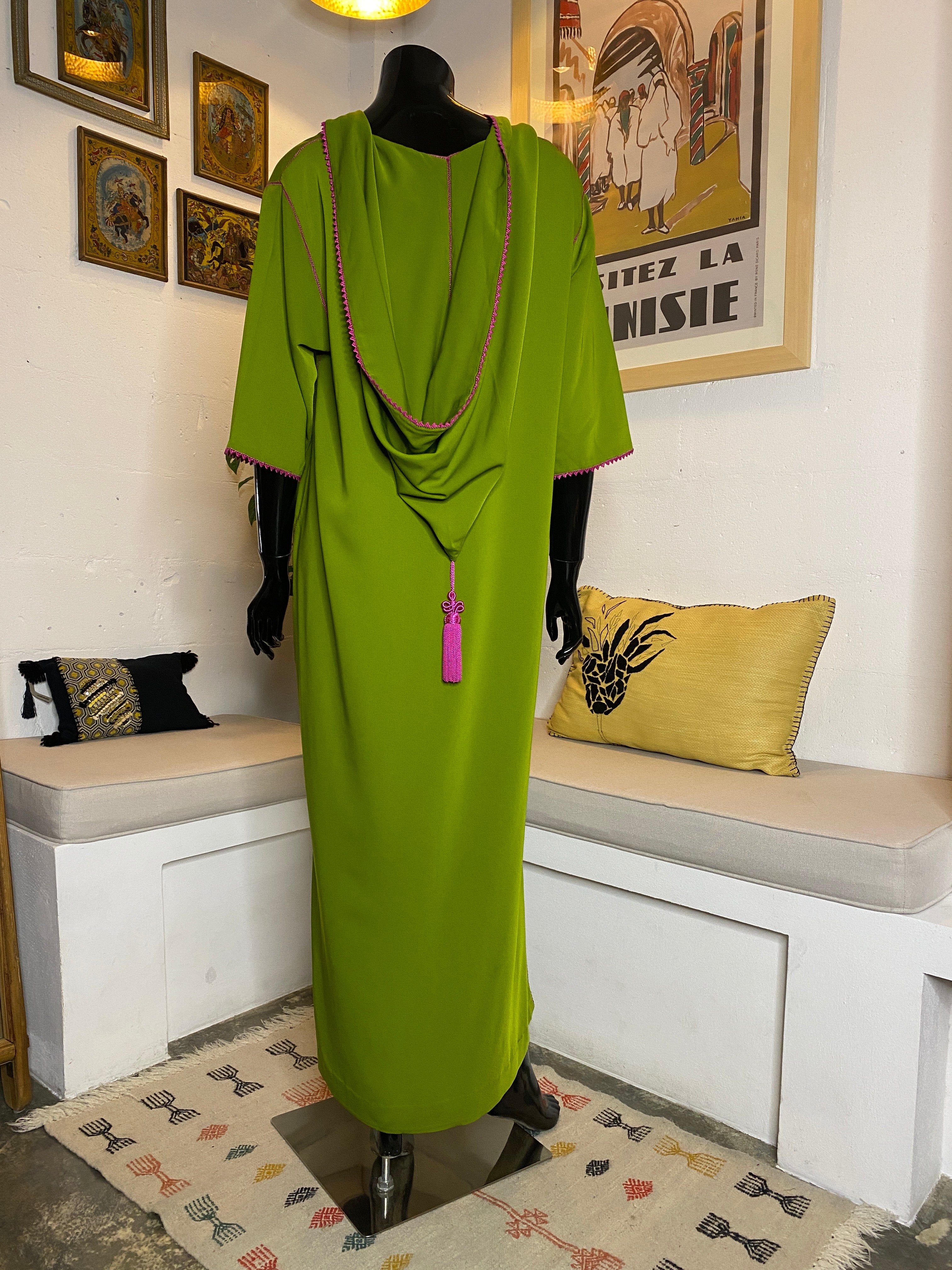 Djellaba verte avec coutures roses – Simplicité marocaine