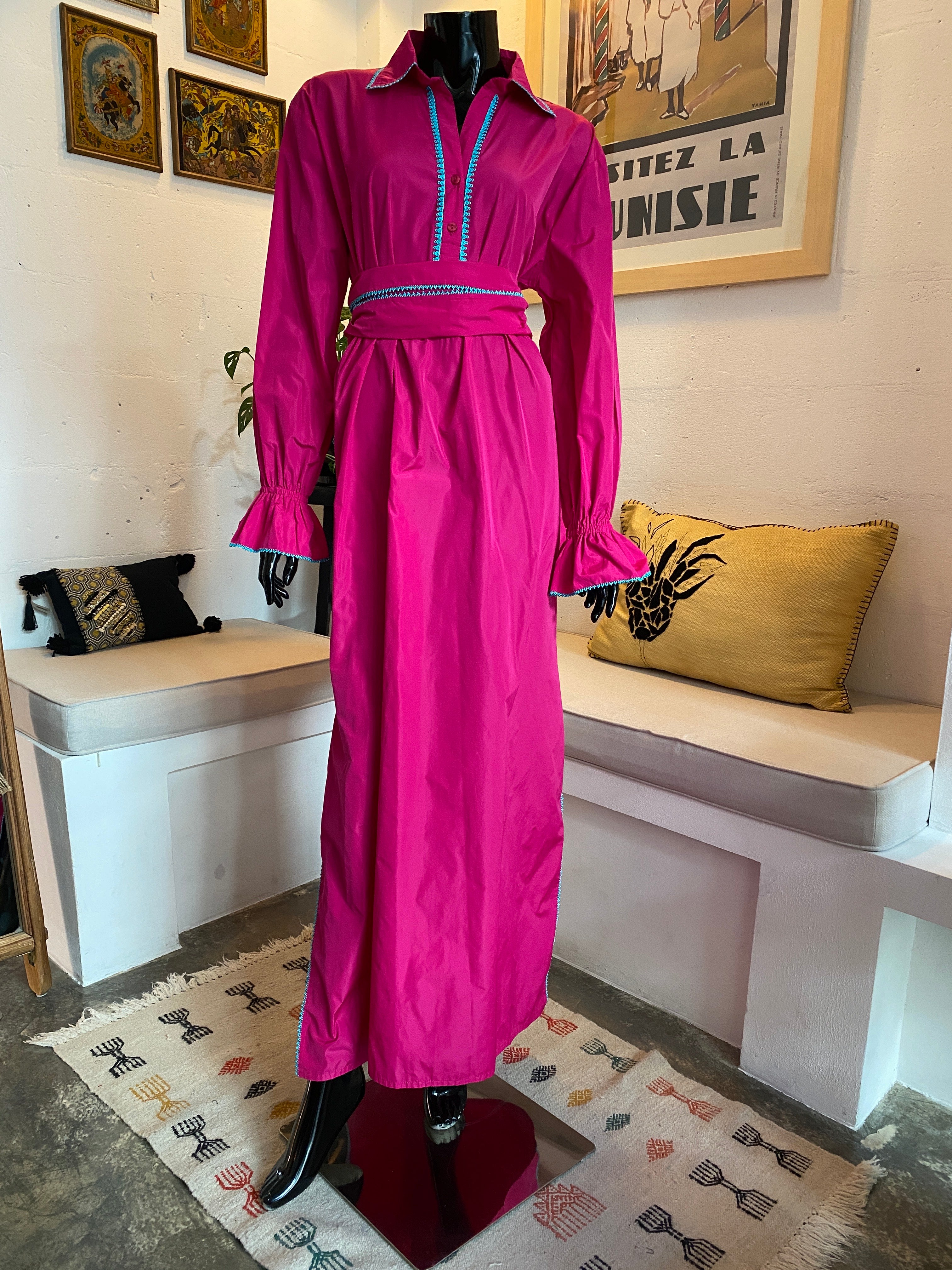 Djellaba fuchsia ceinturée – Détail bleu cousu main