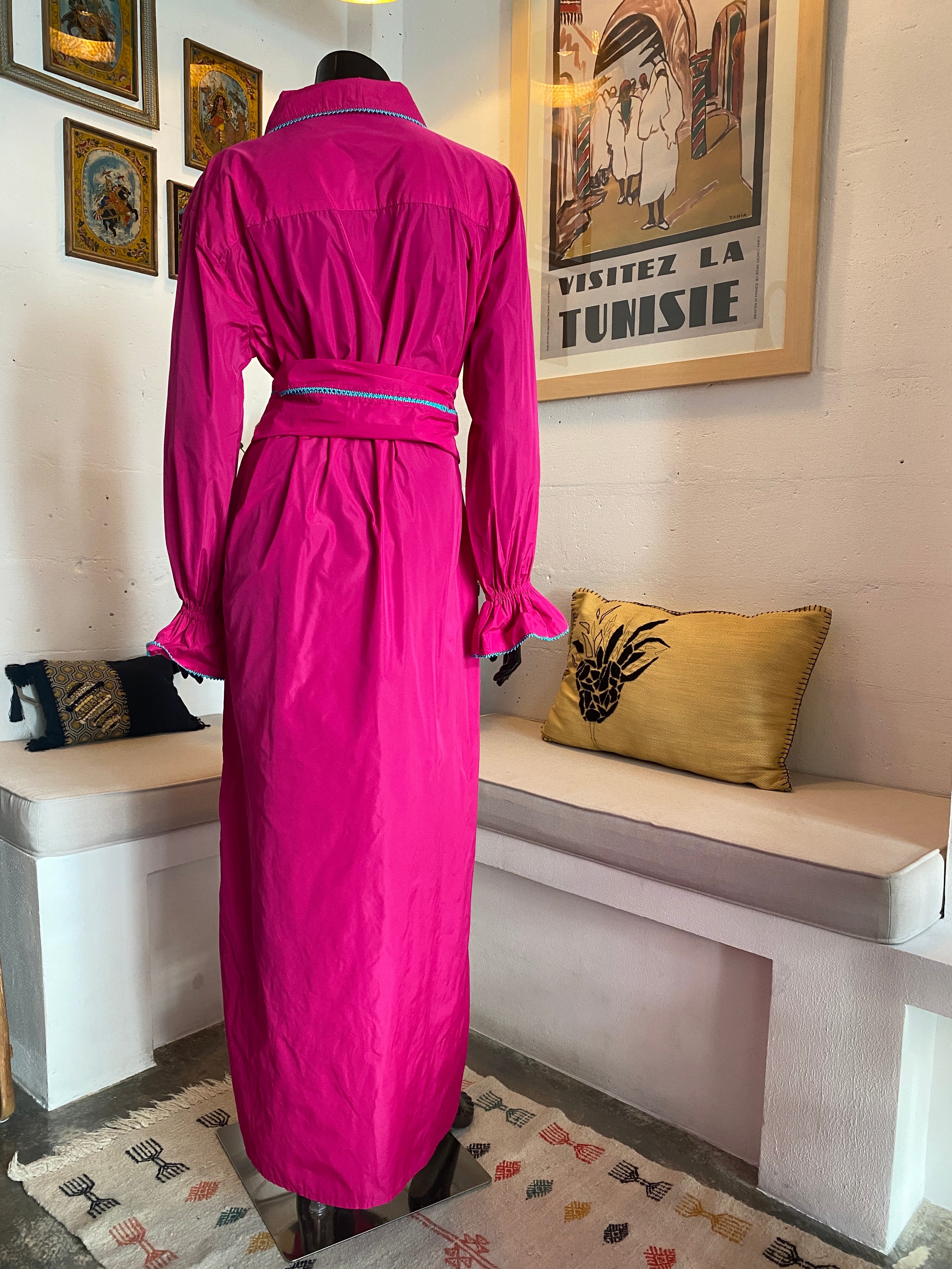 Djellaba fuchsia ceinturée – Détail bleu cousu main