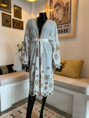 Kimono en coton brodé marocain – Ivoire et or