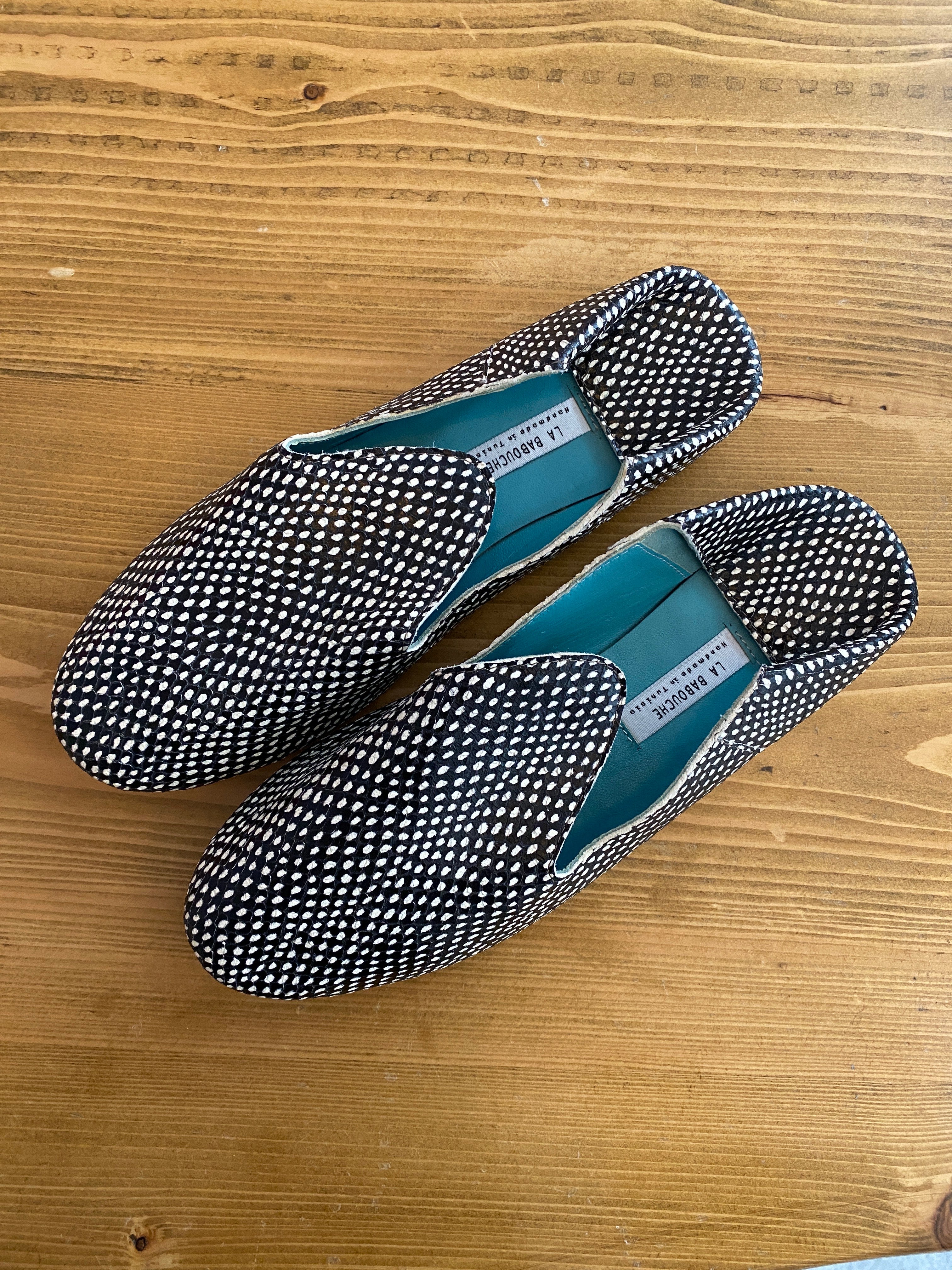 Babouche en cuir noir et blanc à pois