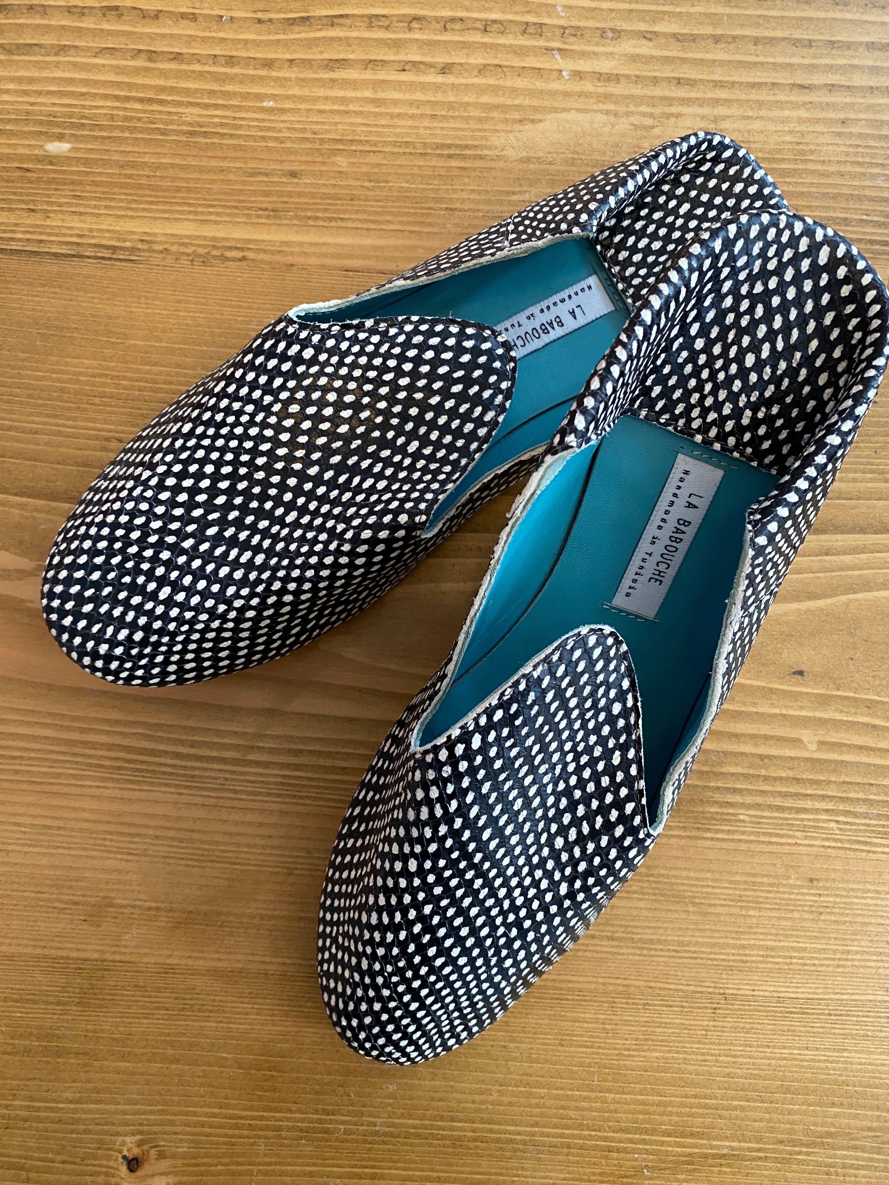 Babouche en cuir noir et blanc à pois