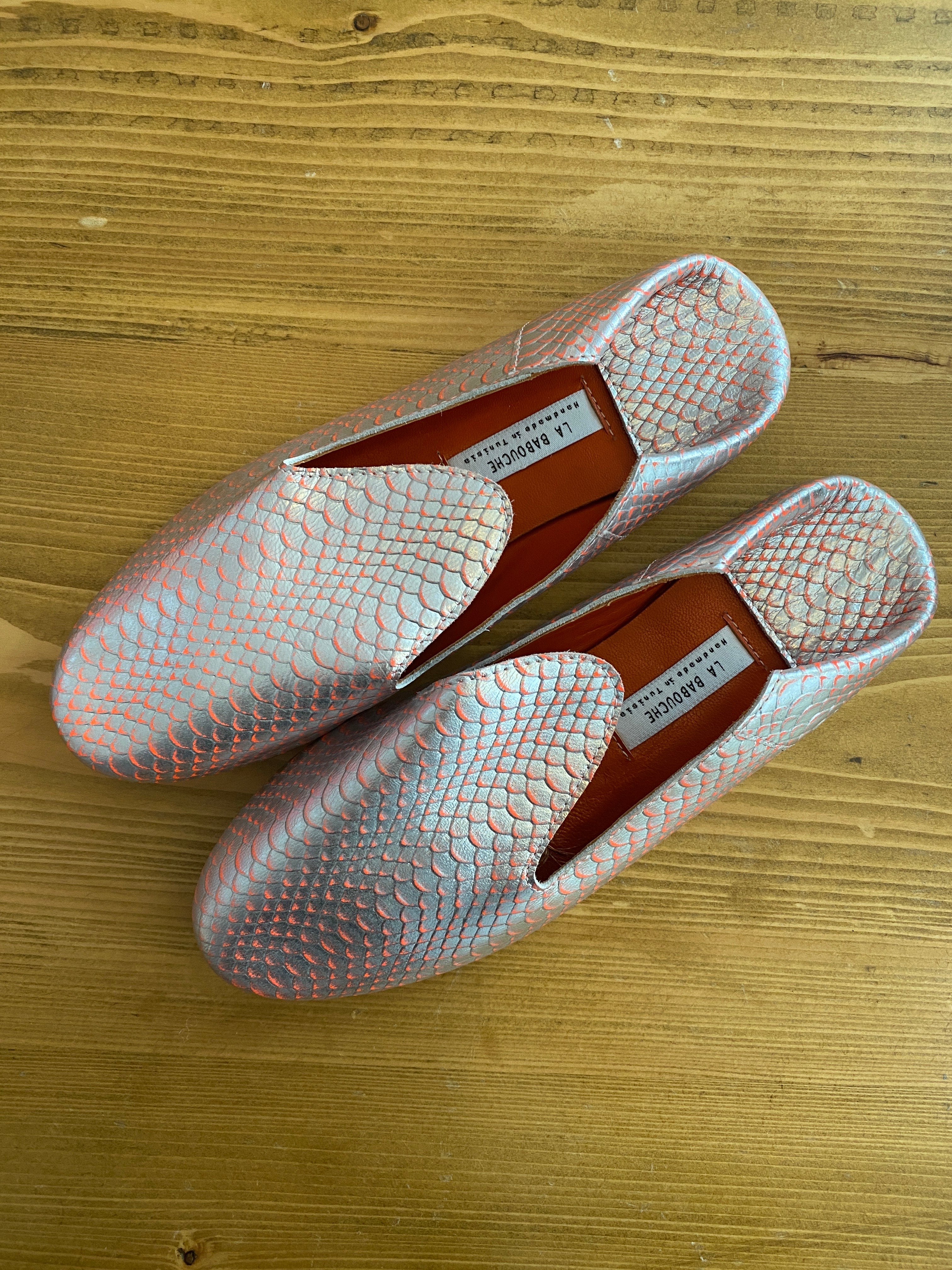 Babouche en cuir rose métallisé