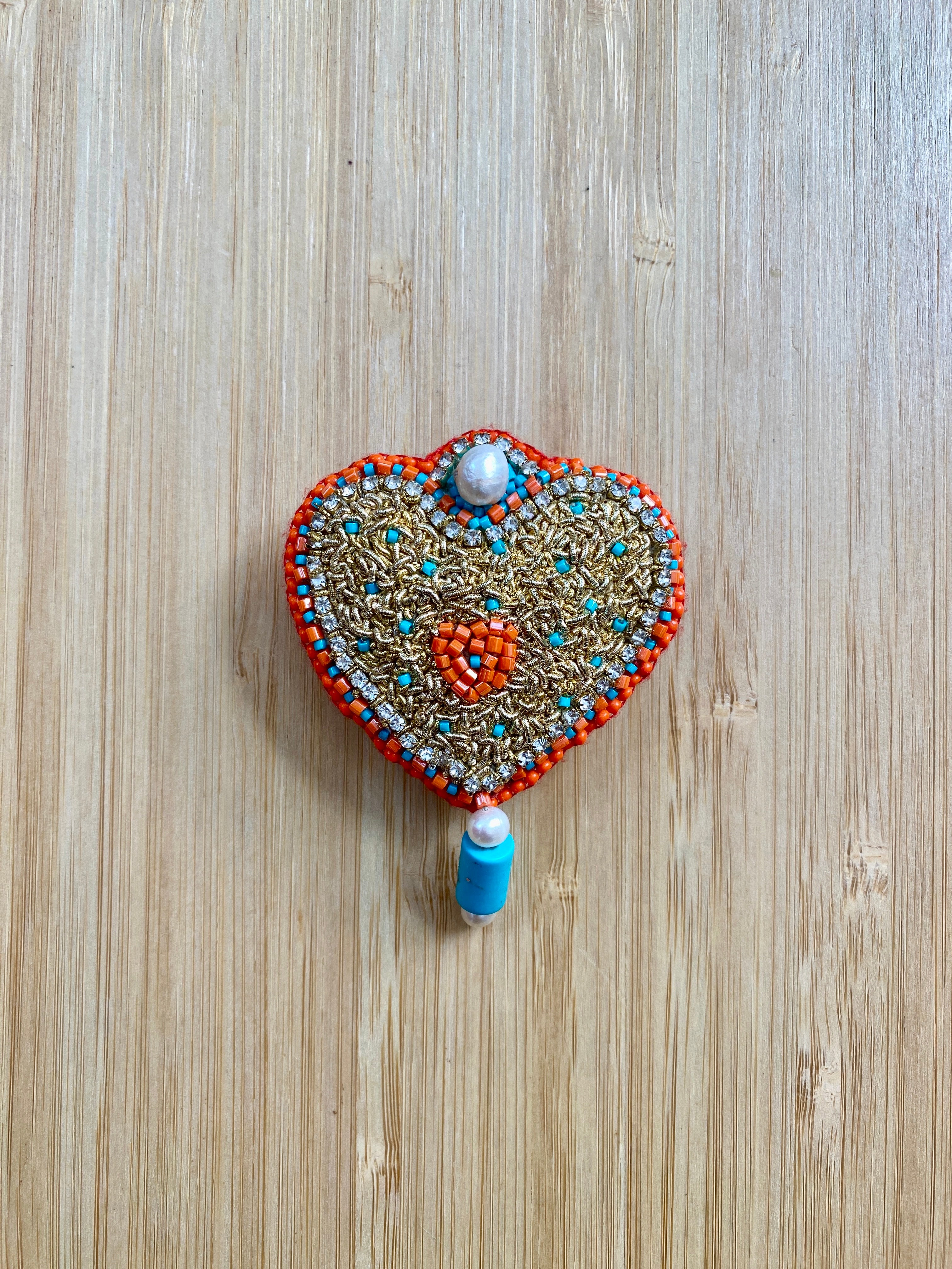 Broche cœur en perles faite main – Or et corail