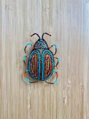 Broche perlée faite main – Scarabée multicolore