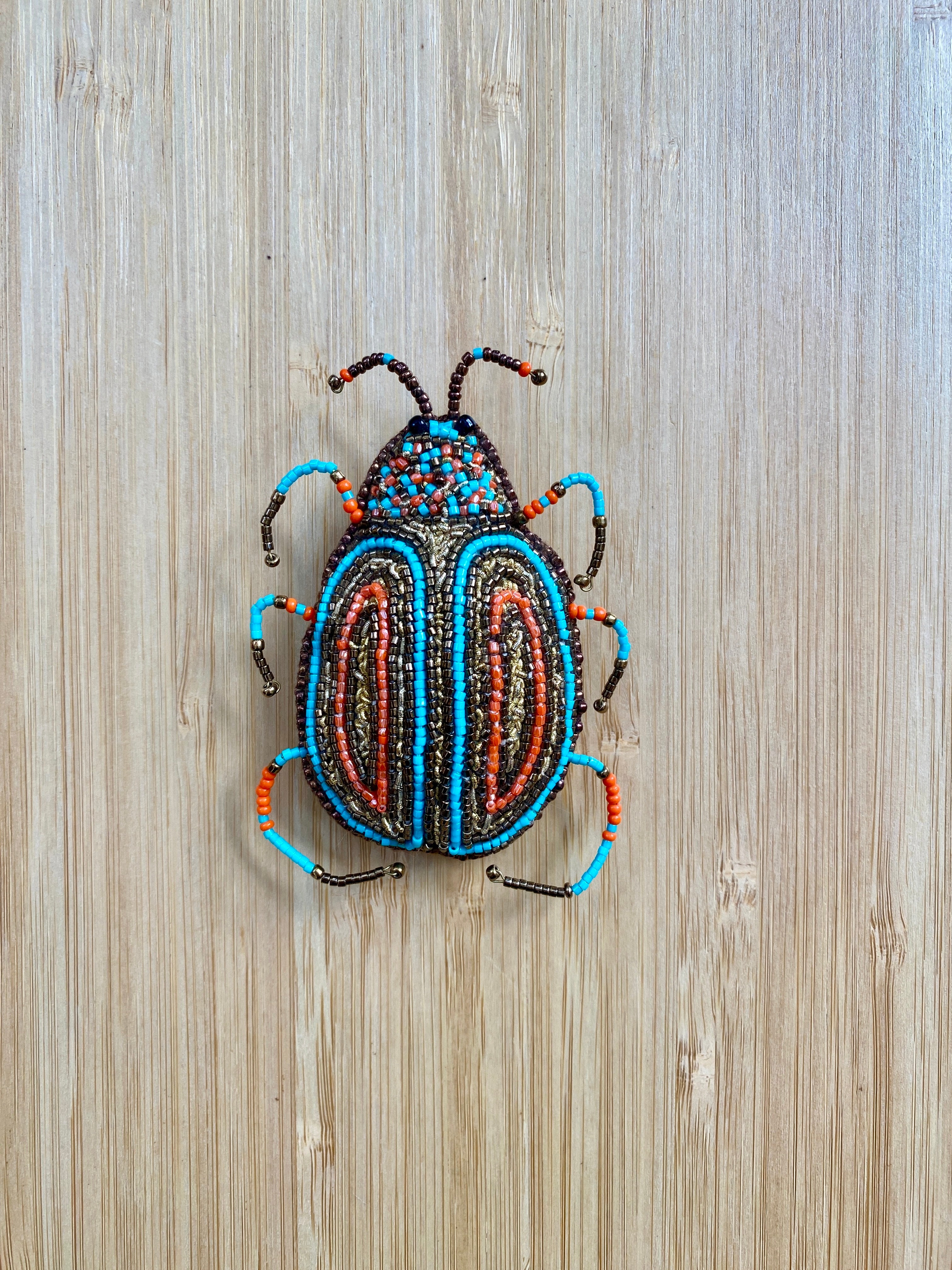 Broche perlée faite main – Scarabée multicolore