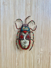 Broche scarabée à paillettes faite main – Rouge et or