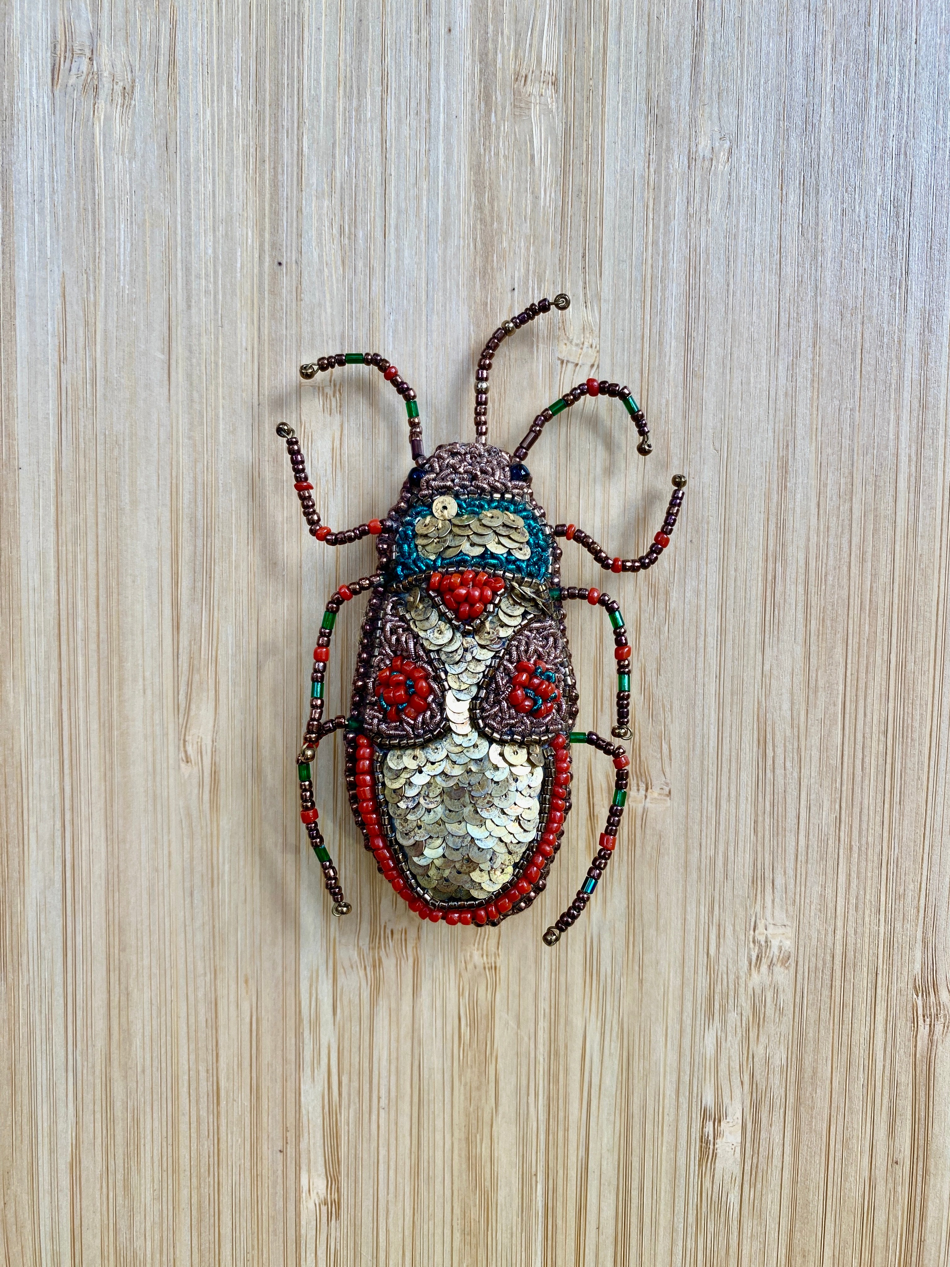 Broche scarabée à paillettes faite main – Rouge et or