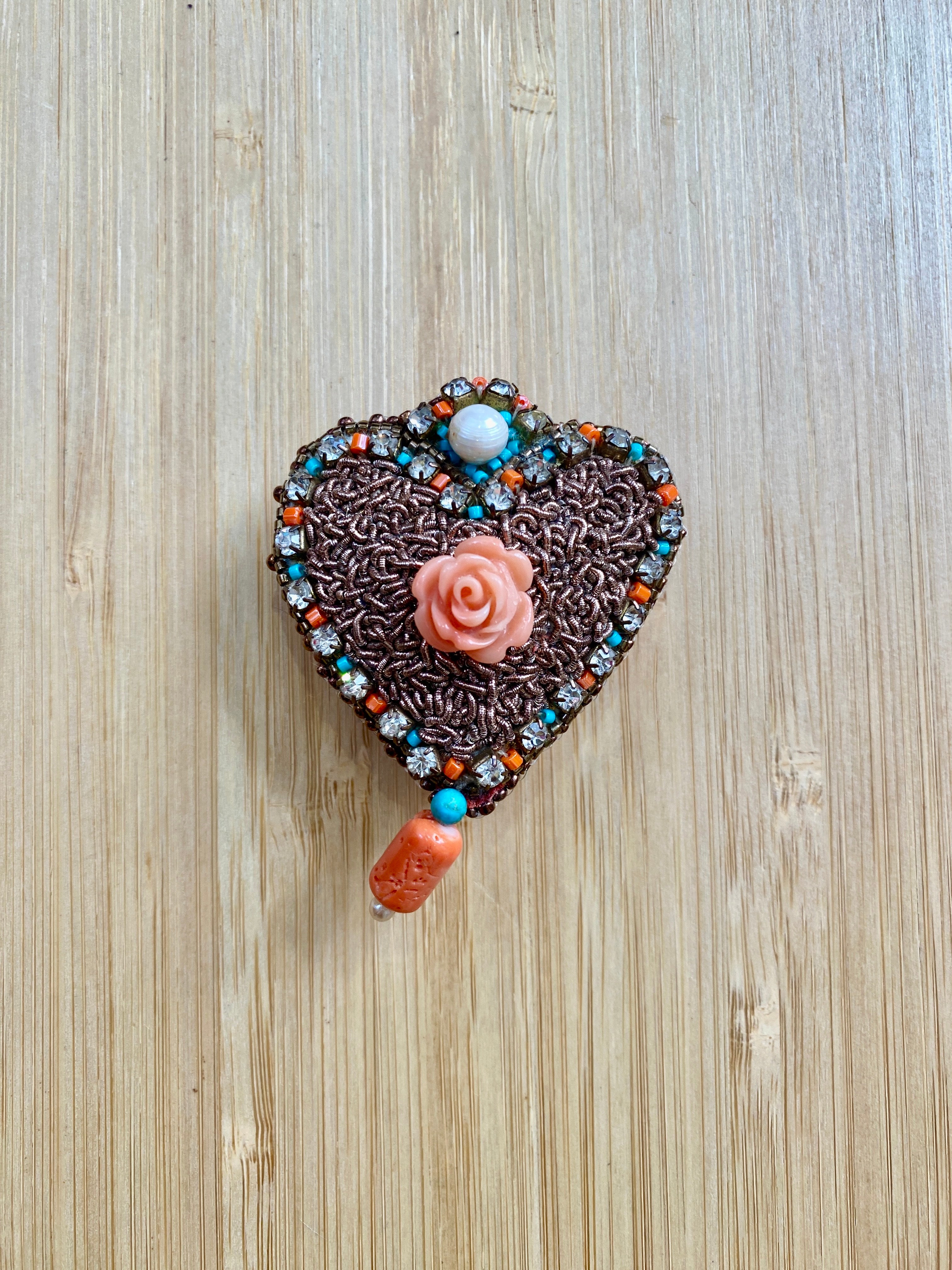 Broche cœur faite main – Fil de bronze avec rose sculptée