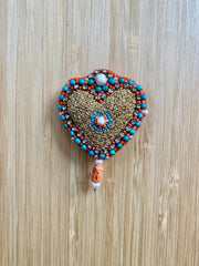 Broche cœur en perles faite main – Accent turquoise et corail