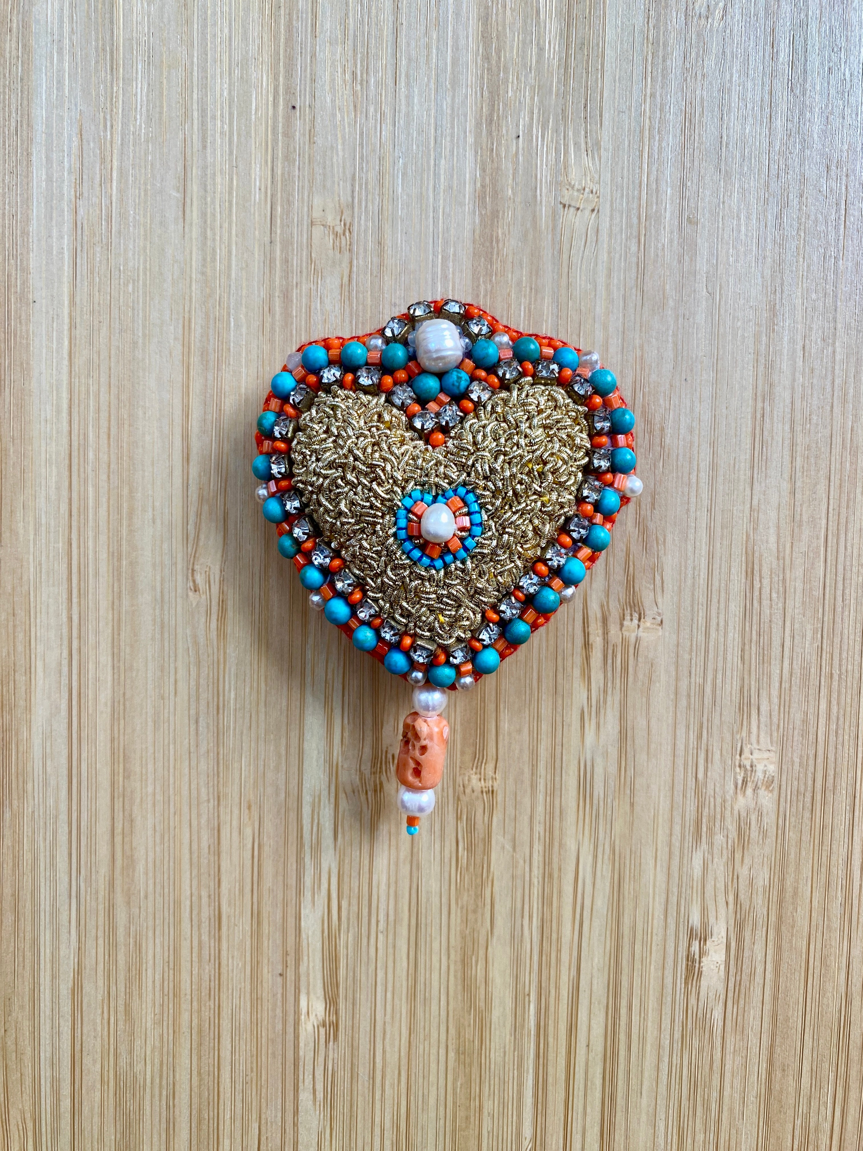 Broche cœur en perles faite main – Accent turquoise et corail