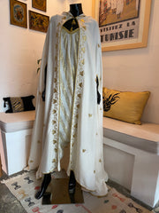 Barnous blanc avec broderie Tel dorée et combinaison en lin