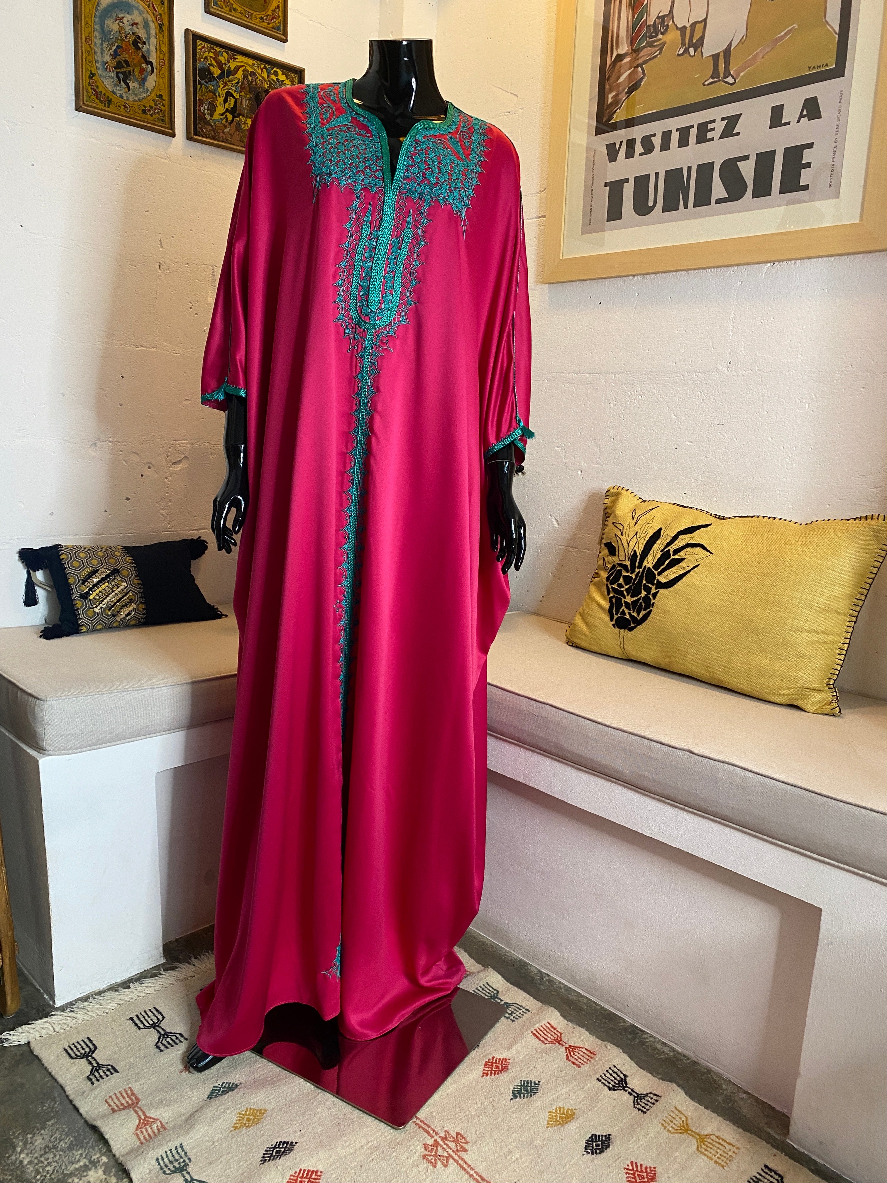 Jebba en satin de soie fuchsia avec broderie turquoise