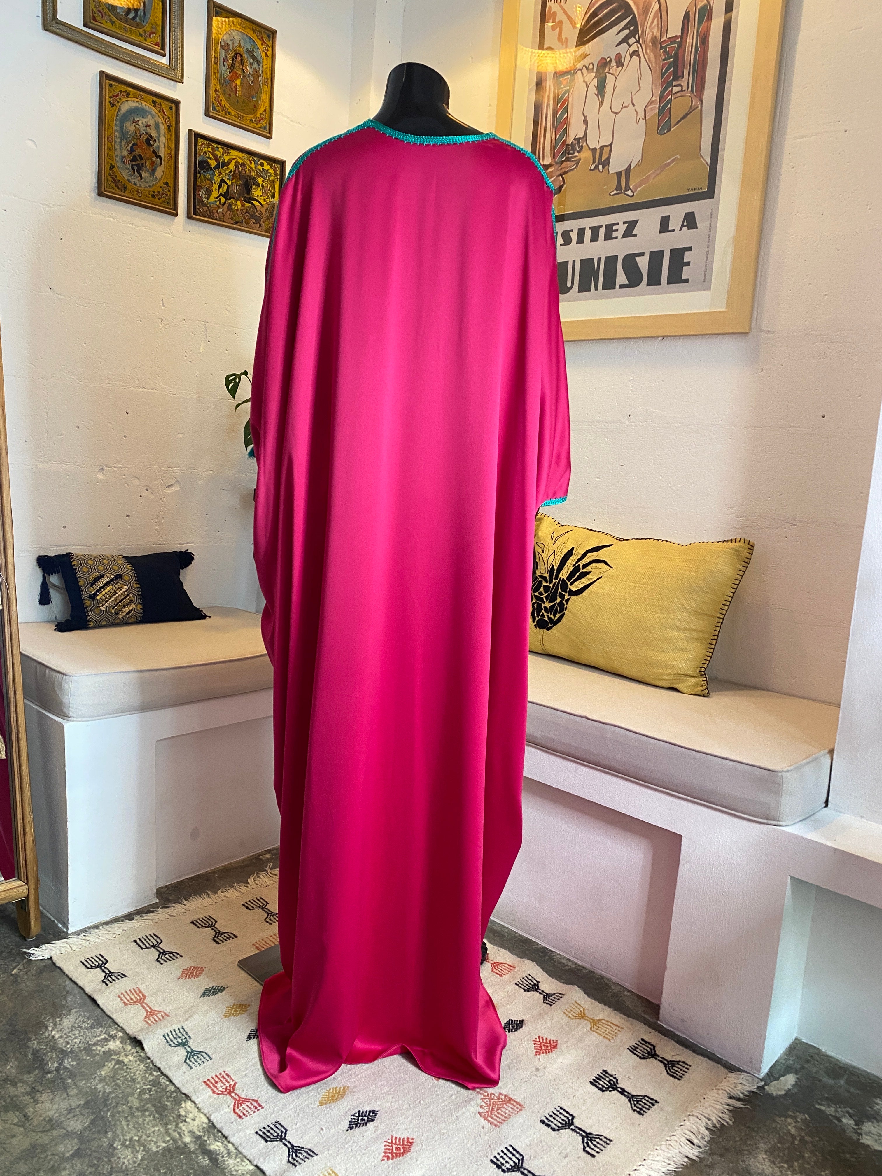 Jebba en satin de soie fuchsia avec broderie turquoise