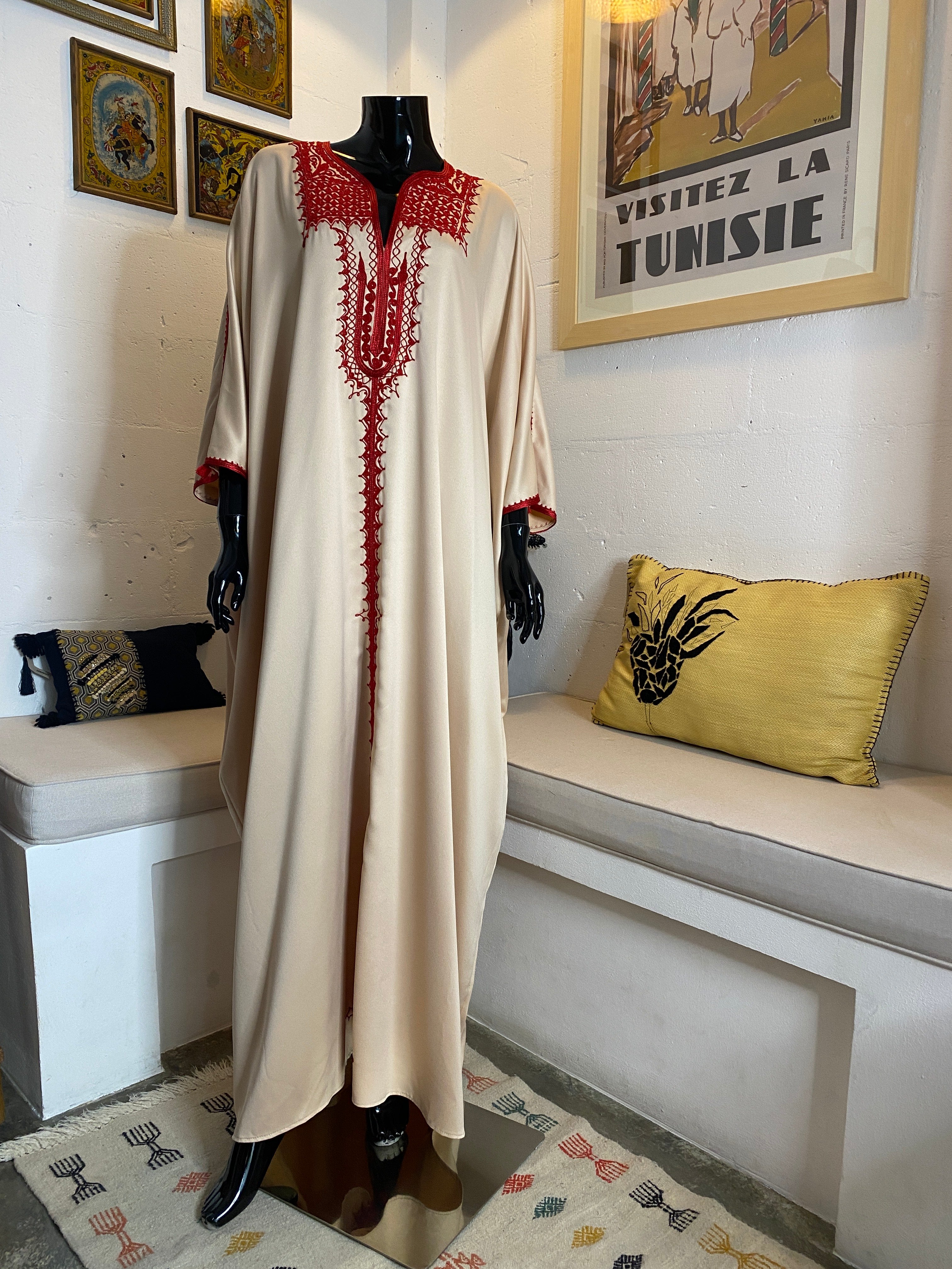 Jebba en satin de soie beige avec broderie rouge