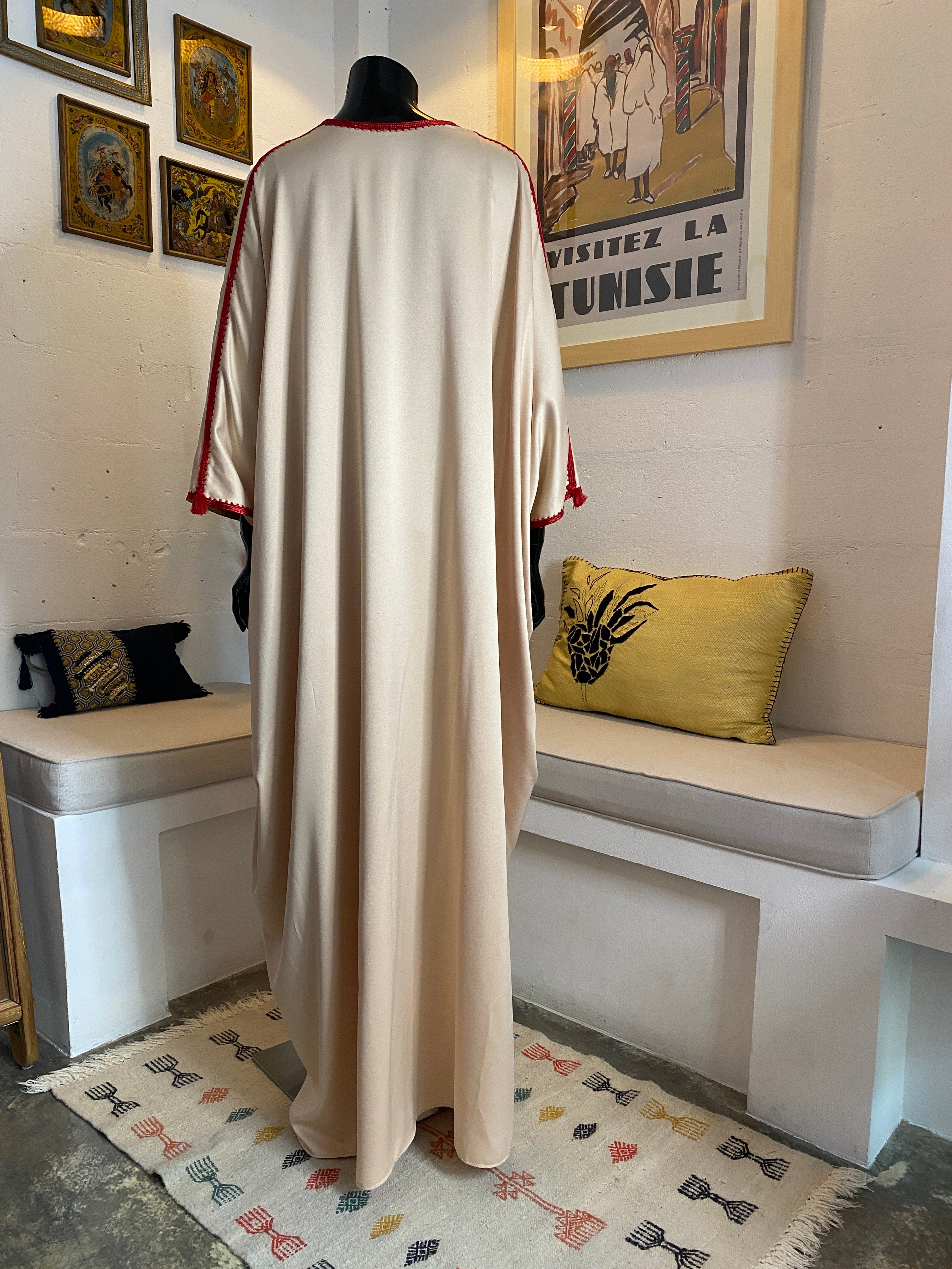 Jebba en satin de soie beige avec broderie rouge