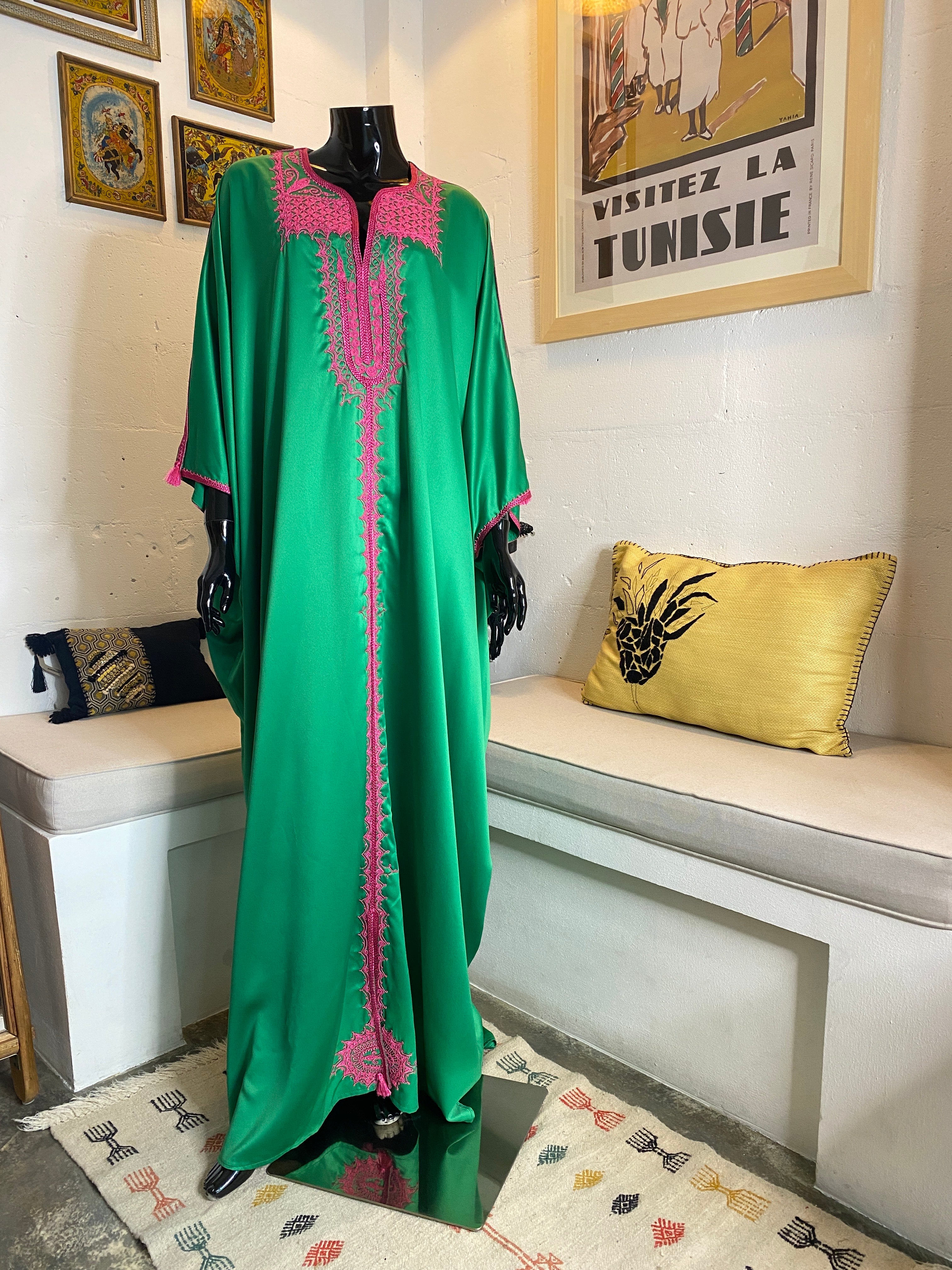Jebba en satin de soie vert avec broderie fuchsia