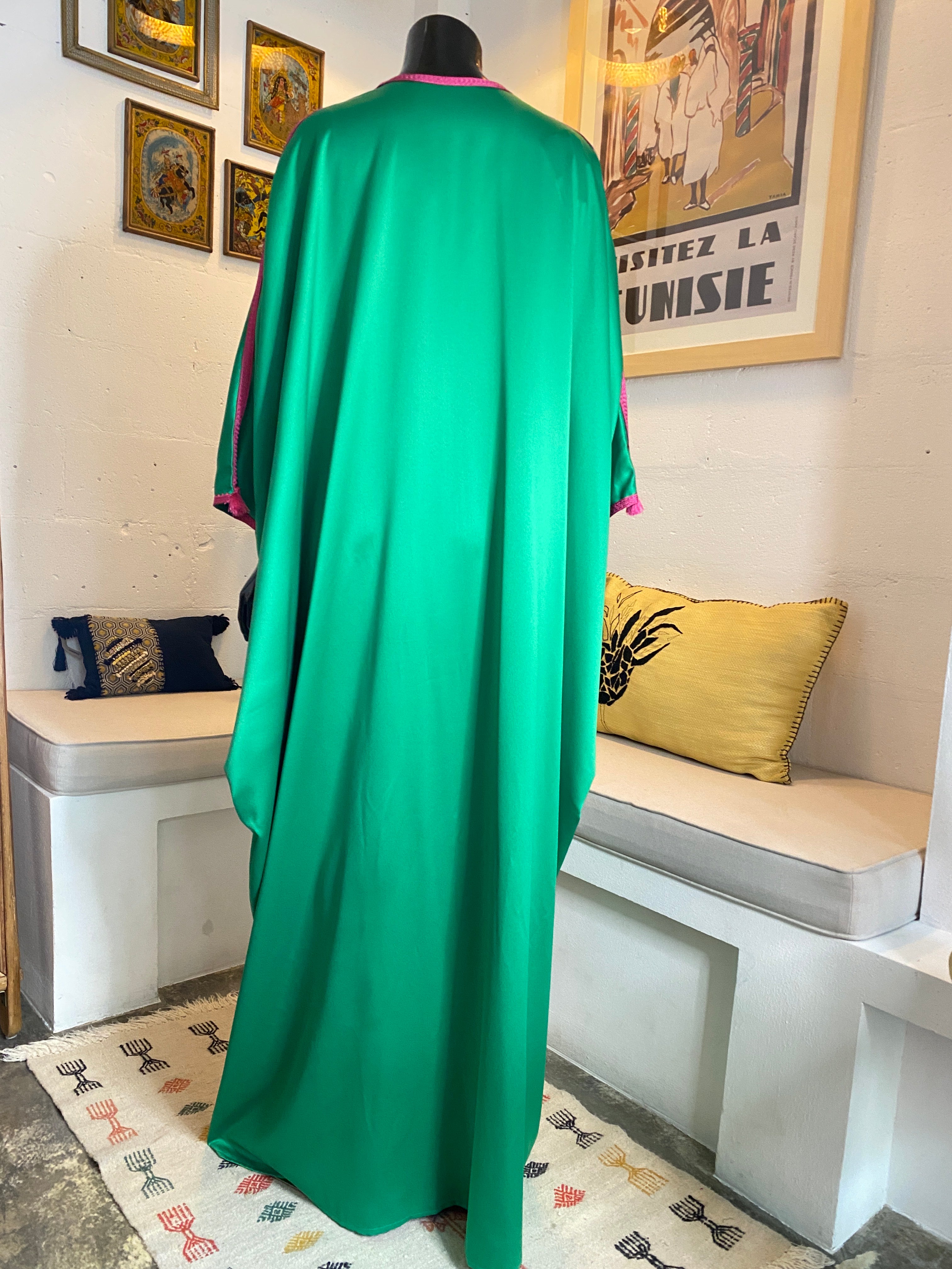 Jebba en satin de soie vert avec broderie fuchsia