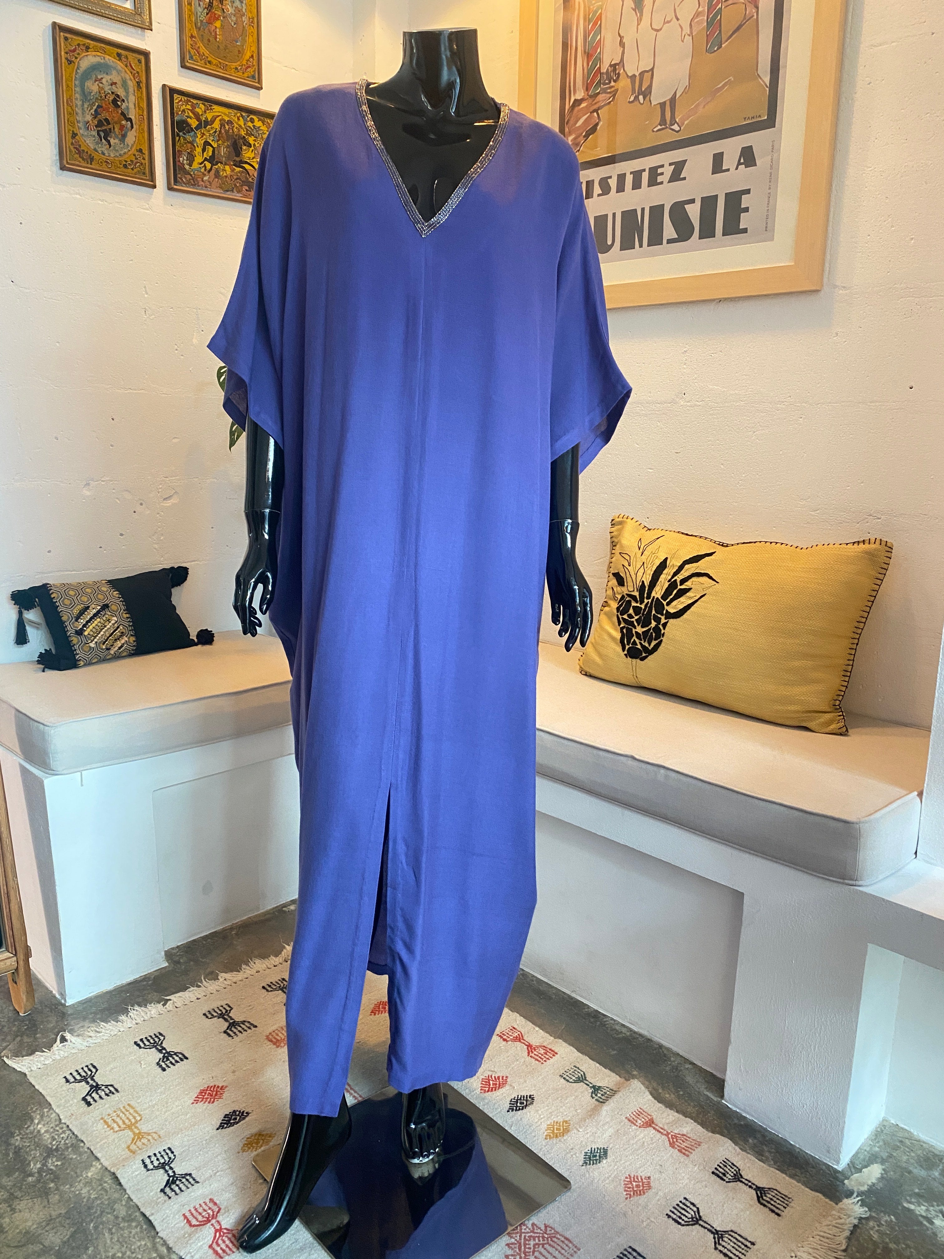 Caftan bleu roi Levant – Encolure ornée
