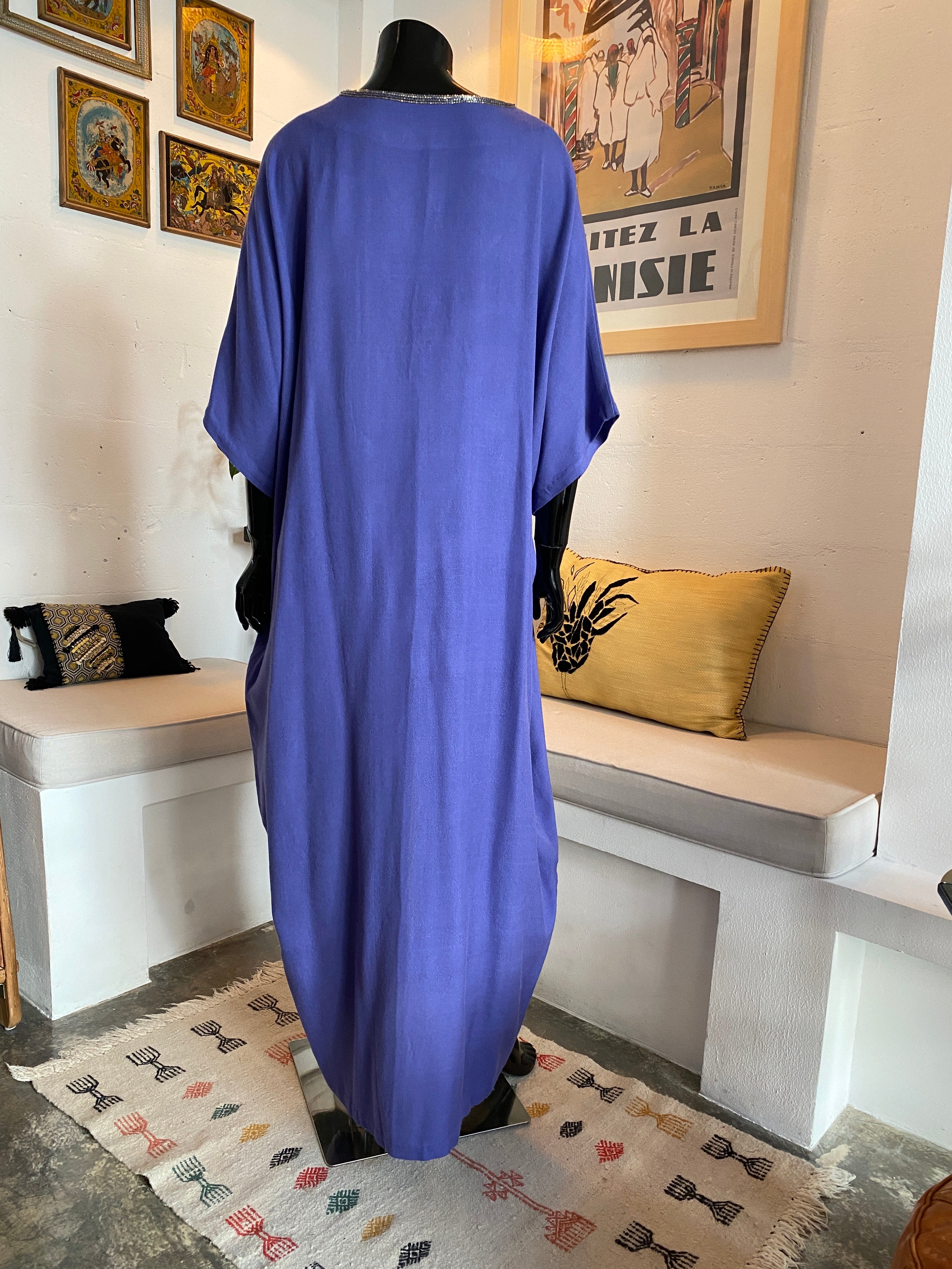 Caftan bleu roi Levant – Encolure ornée