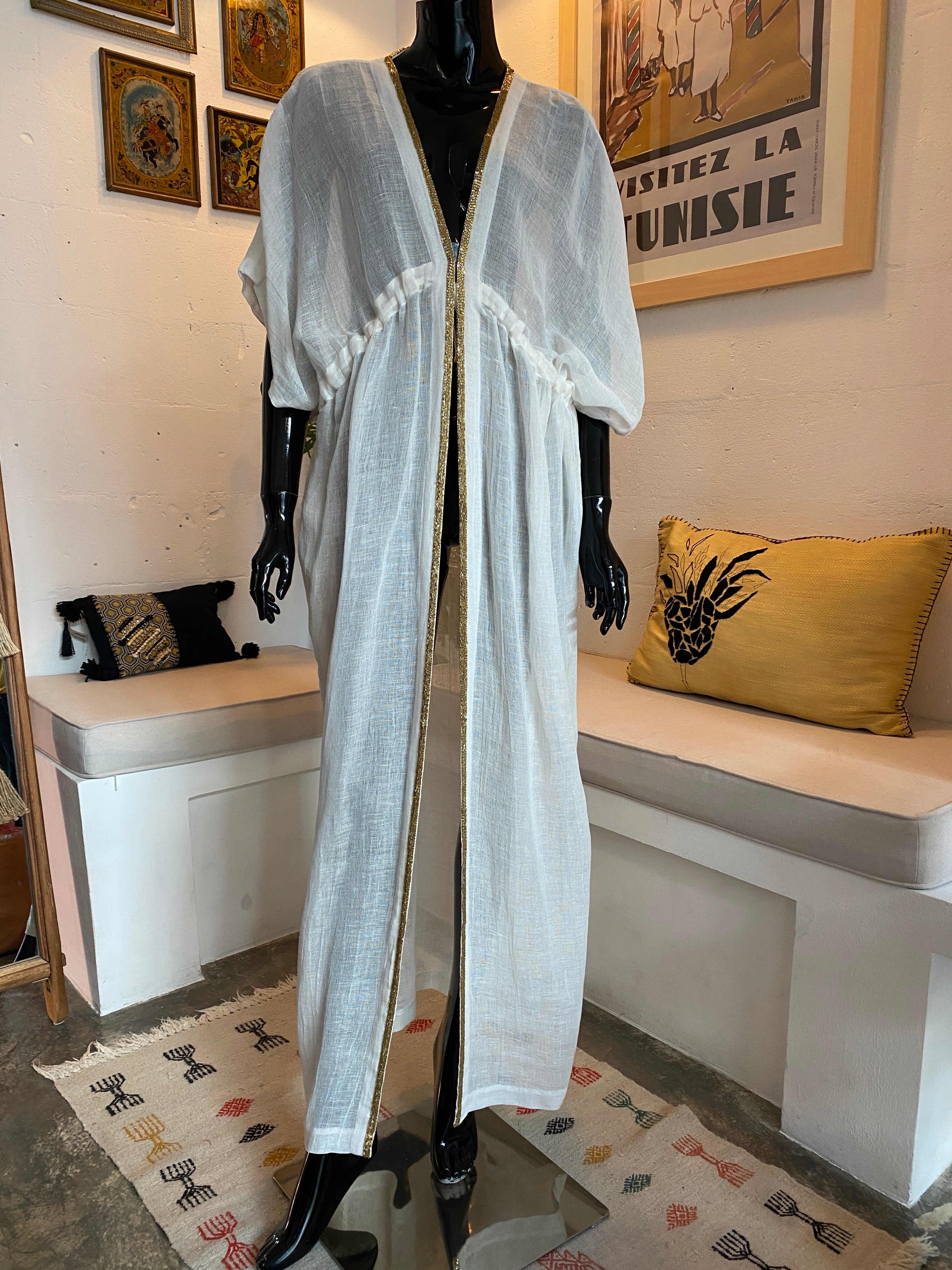 Kimono en lin brodé – Élégance aux finitions dorées