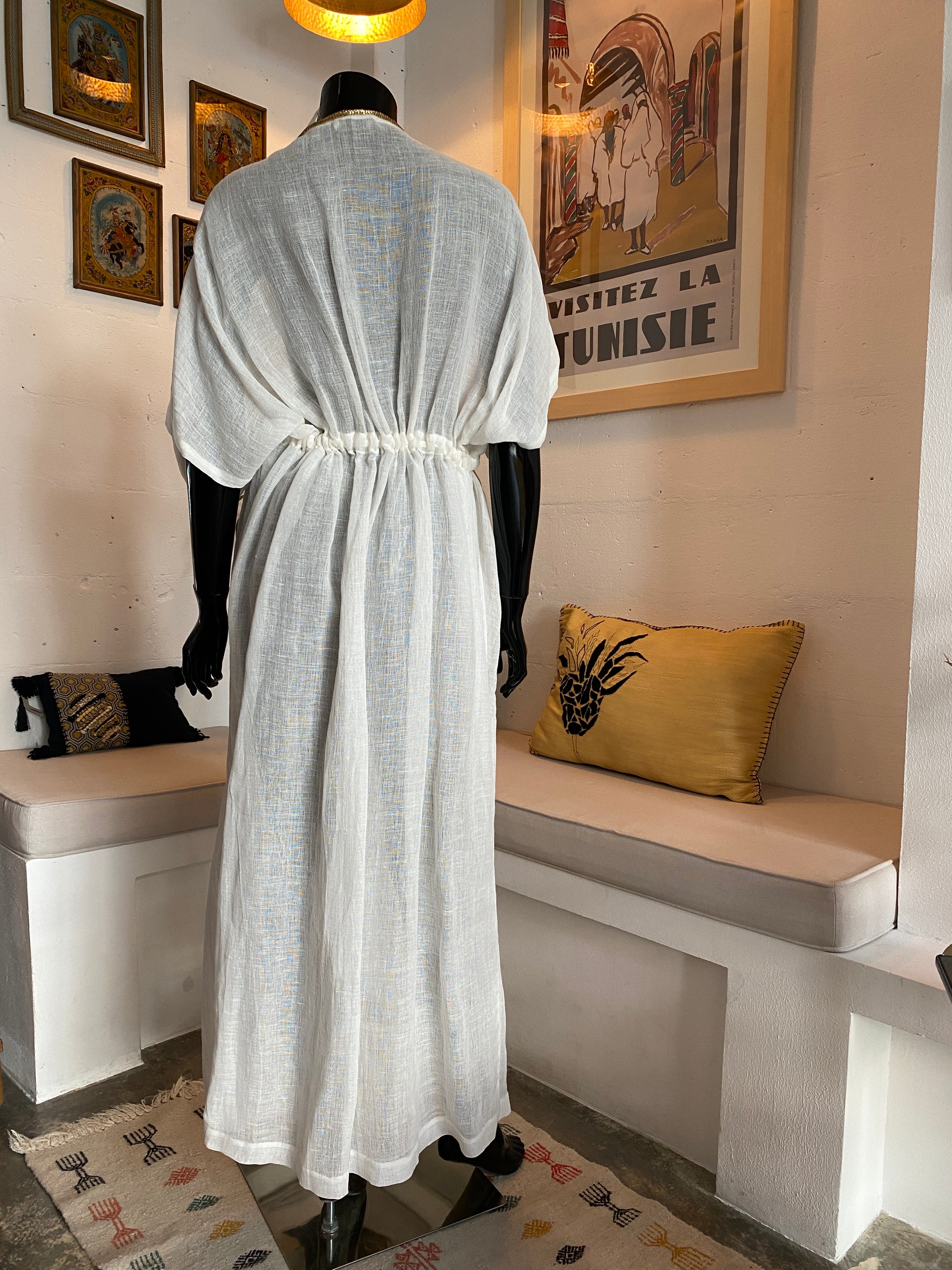 Kimono en lin brodé – Élégance aux finitions dorées