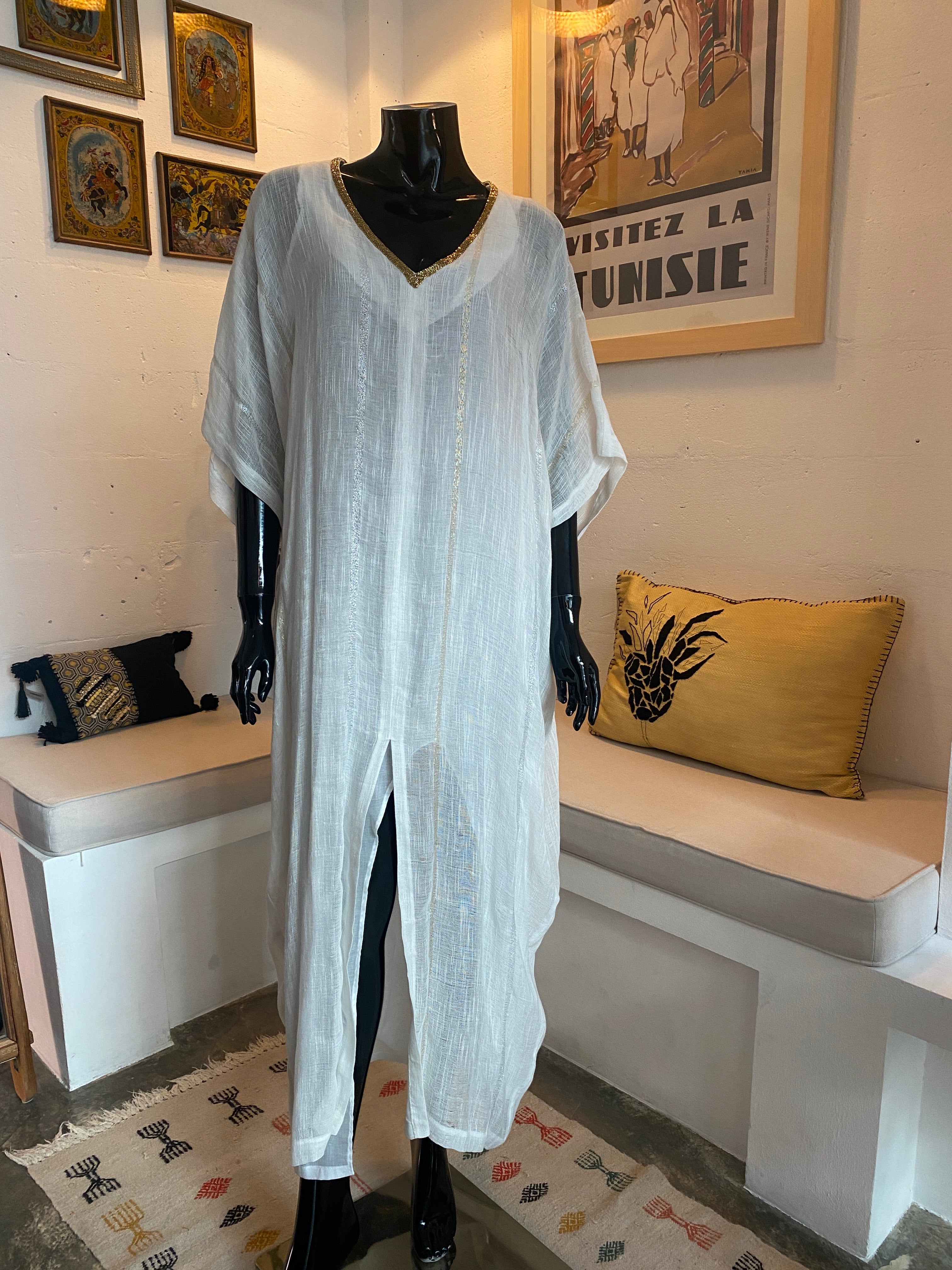 Robe en lin blanc avec décolleté en V doré