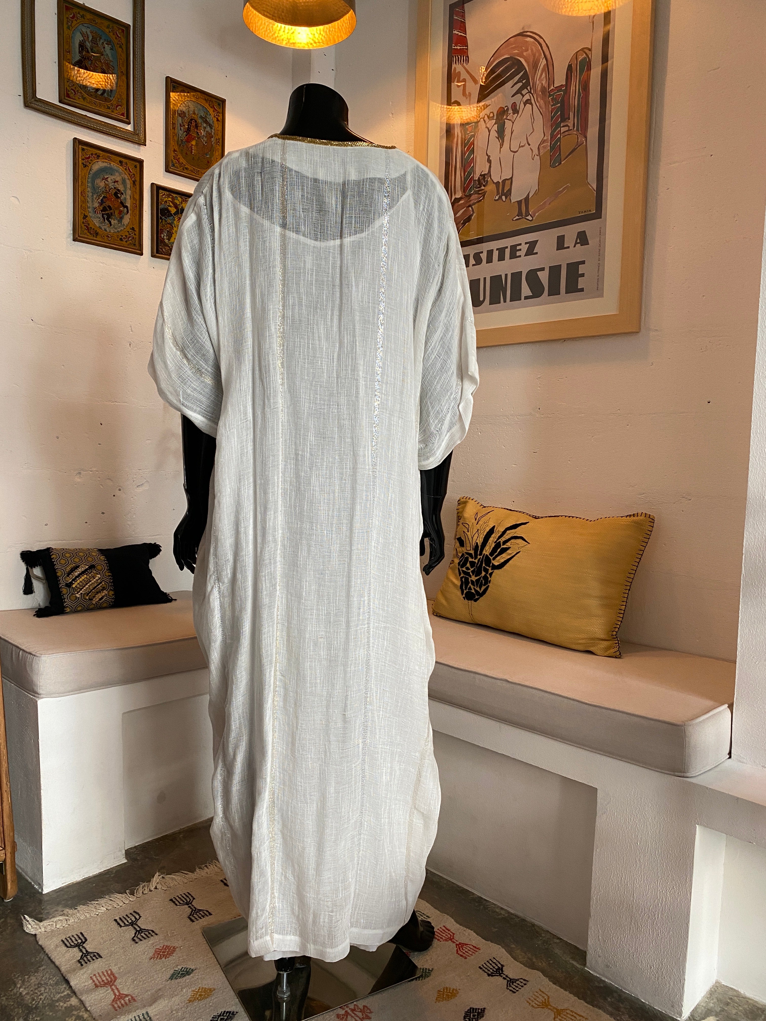 Robe en lin blanc avec décolleté en V doré