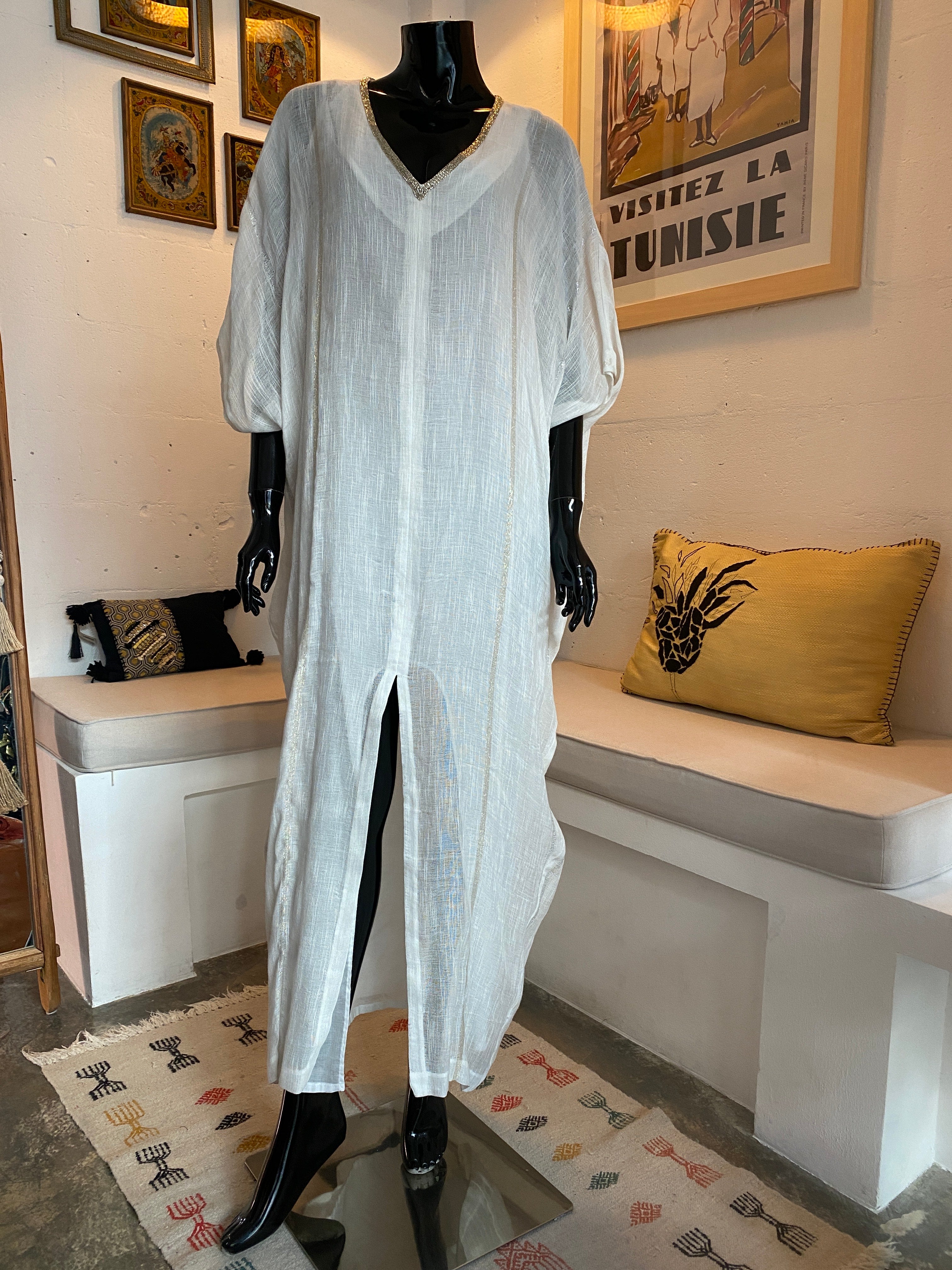 Robe en lin blanc avec broderies argentées – Édition manches bouffantes