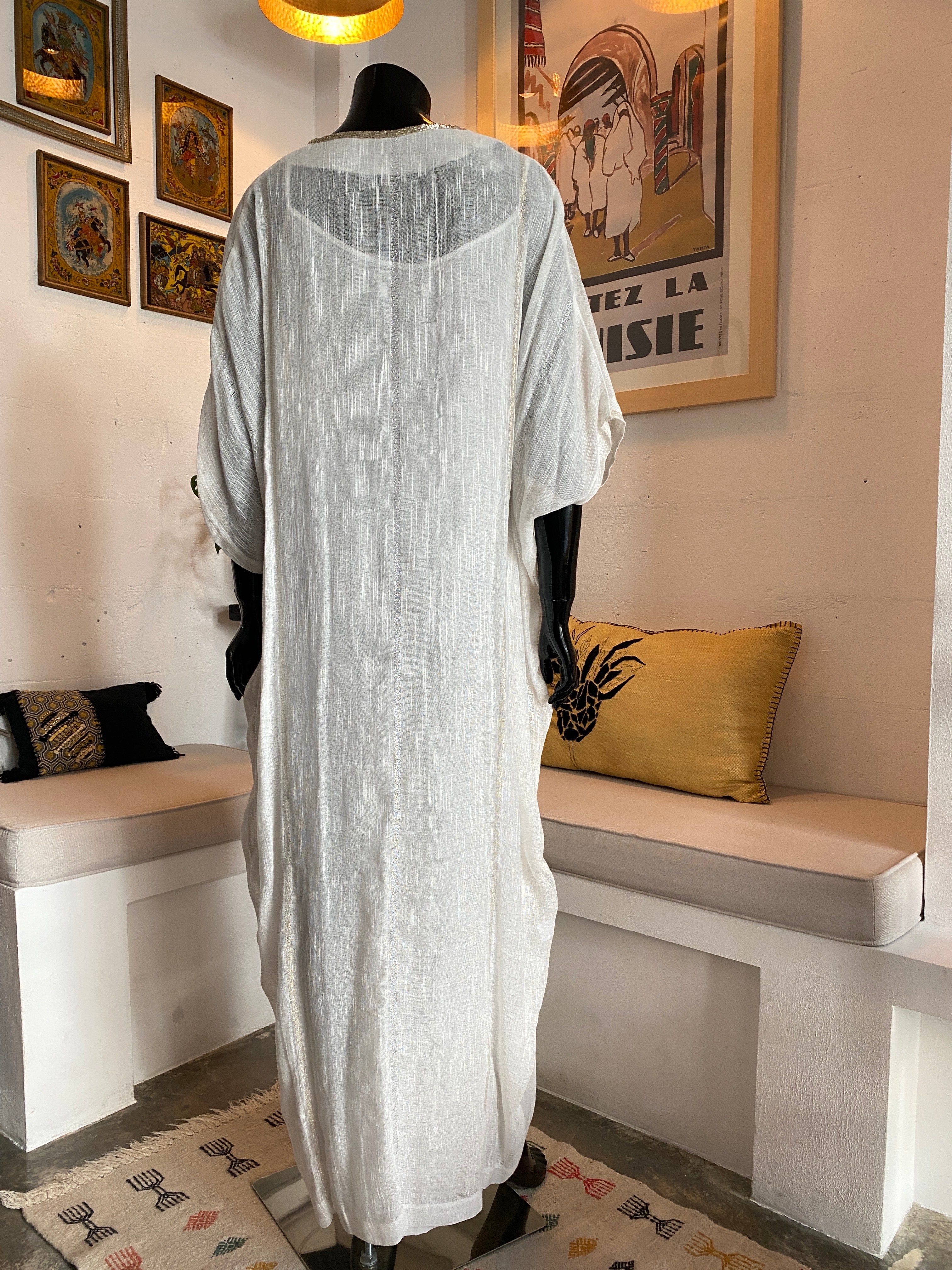 Robe en lin blanc avec broderies argentées – Édition manches bouffantes