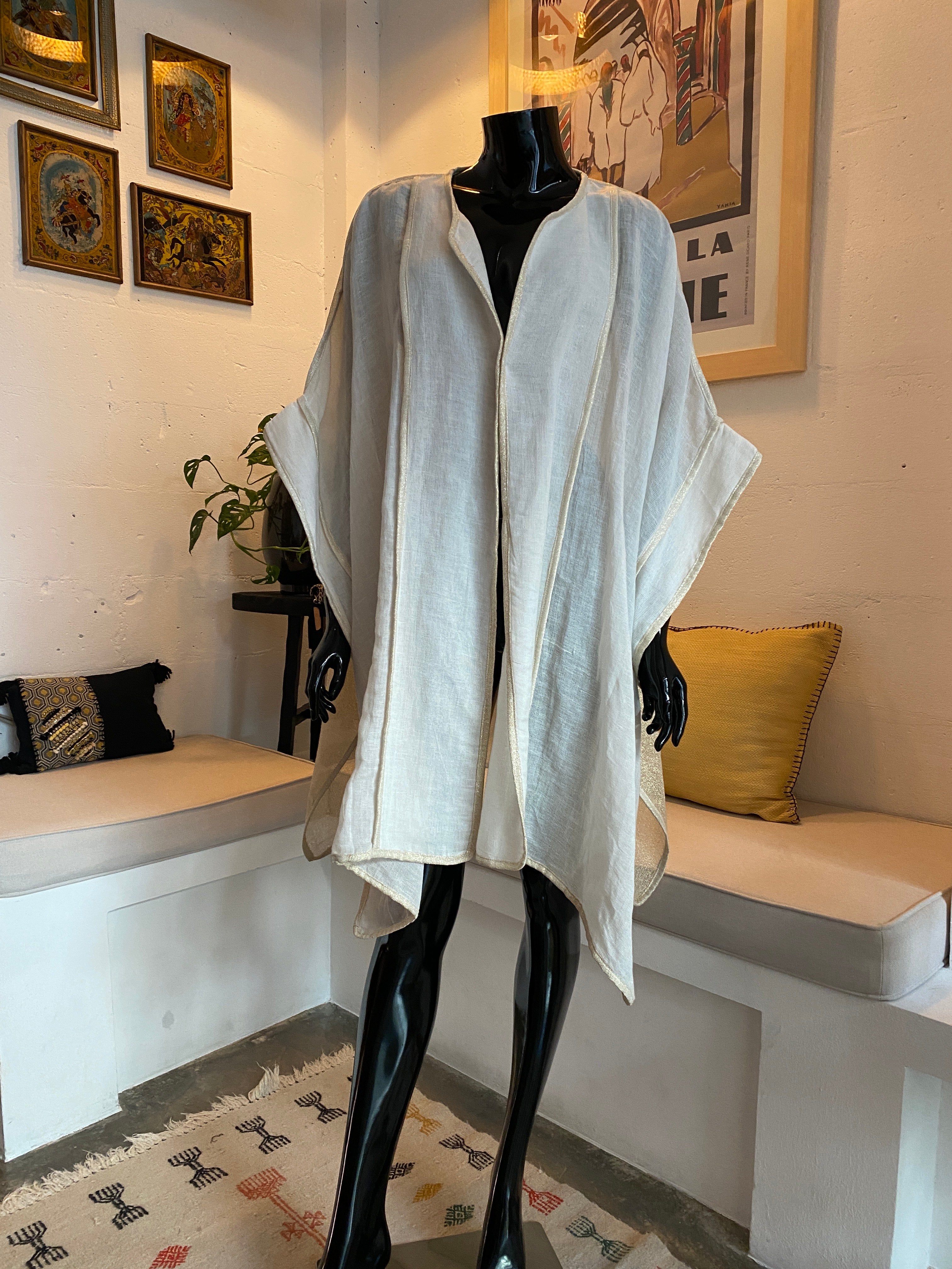 Ray Poncho – Caftan court en lin à bordures dorées