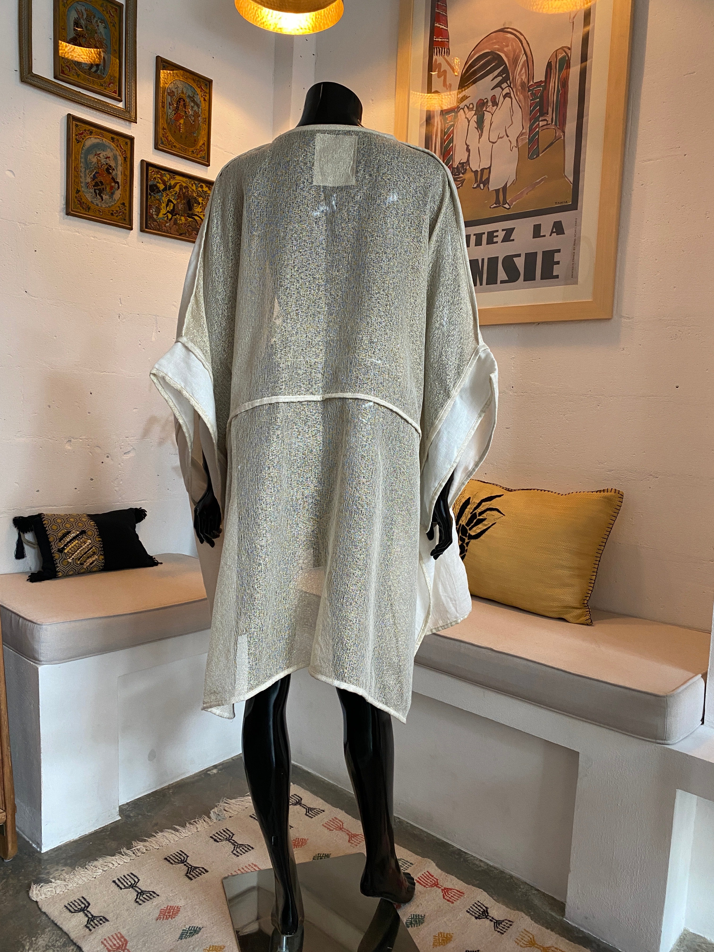 Ray Poncho – Caftan court en lin à bordures dorées