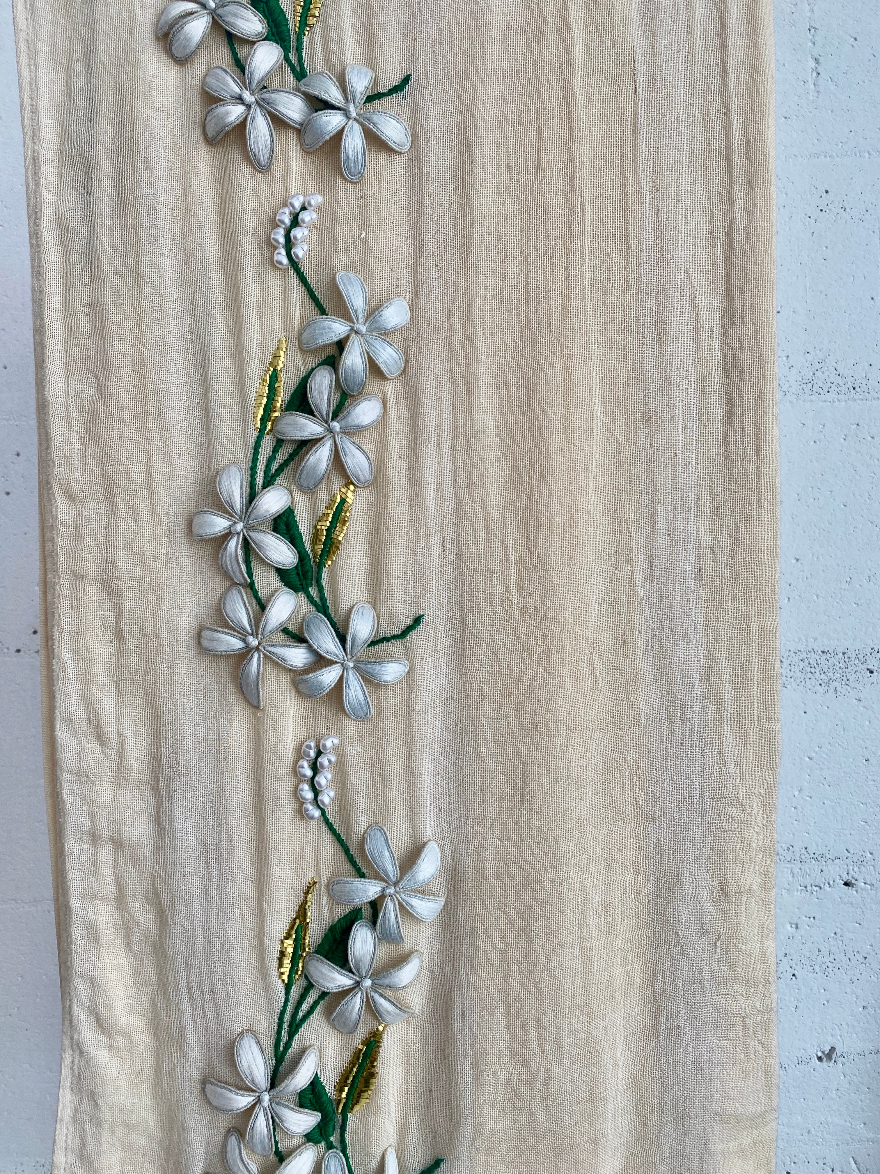 ÉCHARPE EN LIN AVEC FLEUR 3D
