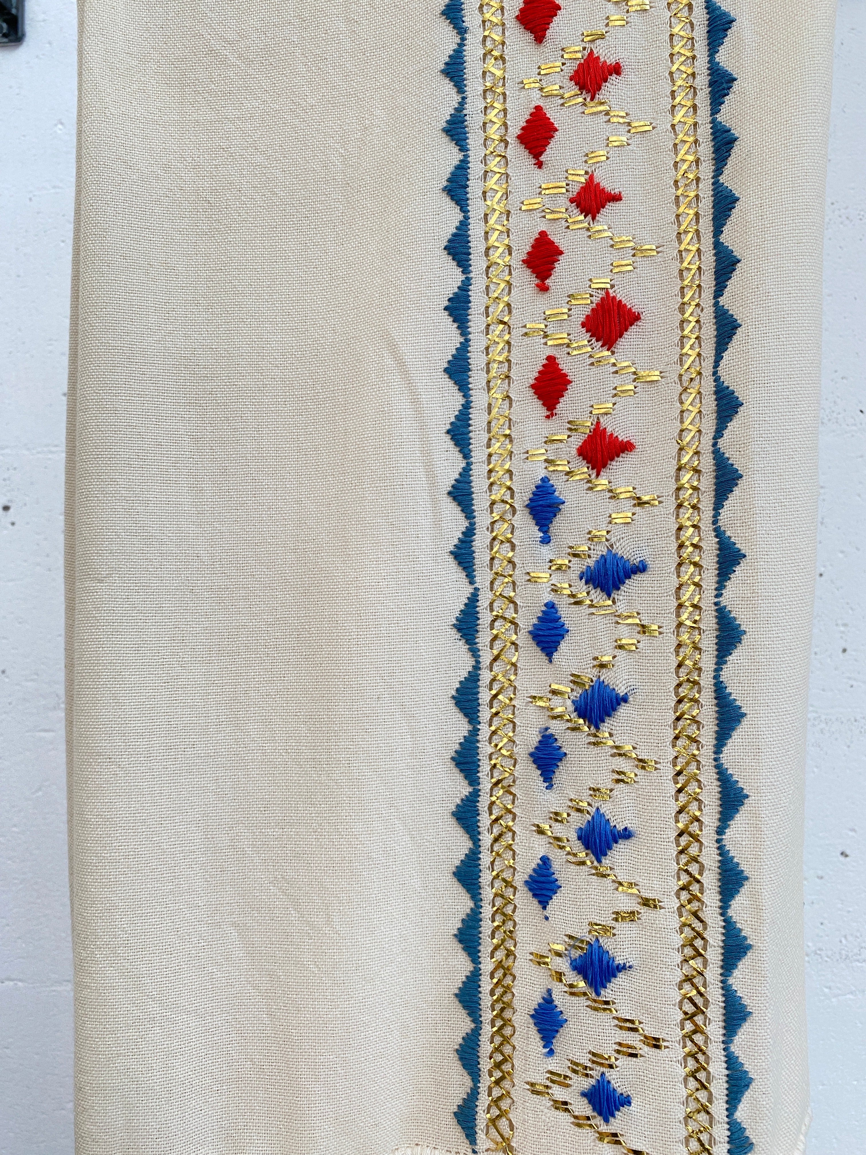 ÉCHARPE EN LIN AVEC BRODERIE EN TEL ET FIL DE COTON