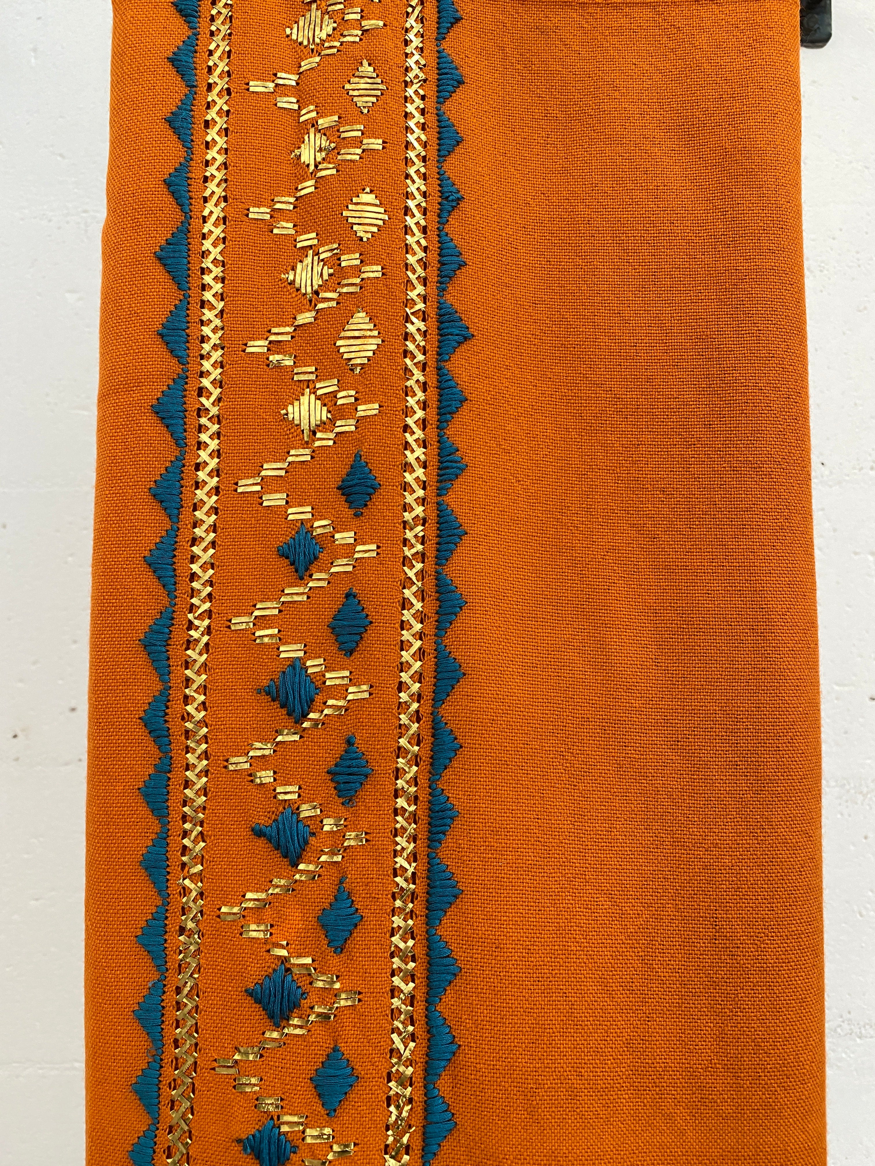 ÉCHARPE EN LIN AVEC BRODERIE EN TEL ET FIL DE COTON