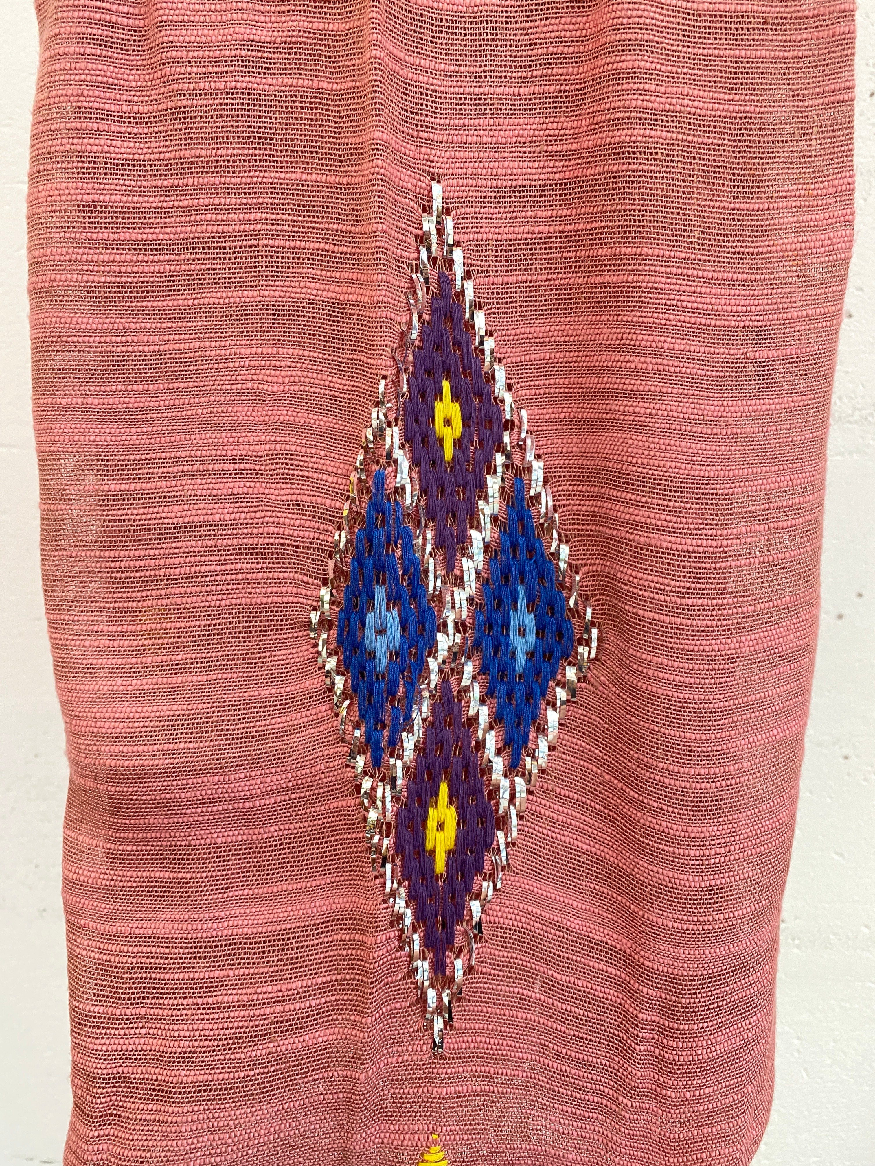 ÉCHARPE EN LIN AVEC BRODERIE EN TEL ET FIL DE COTON
