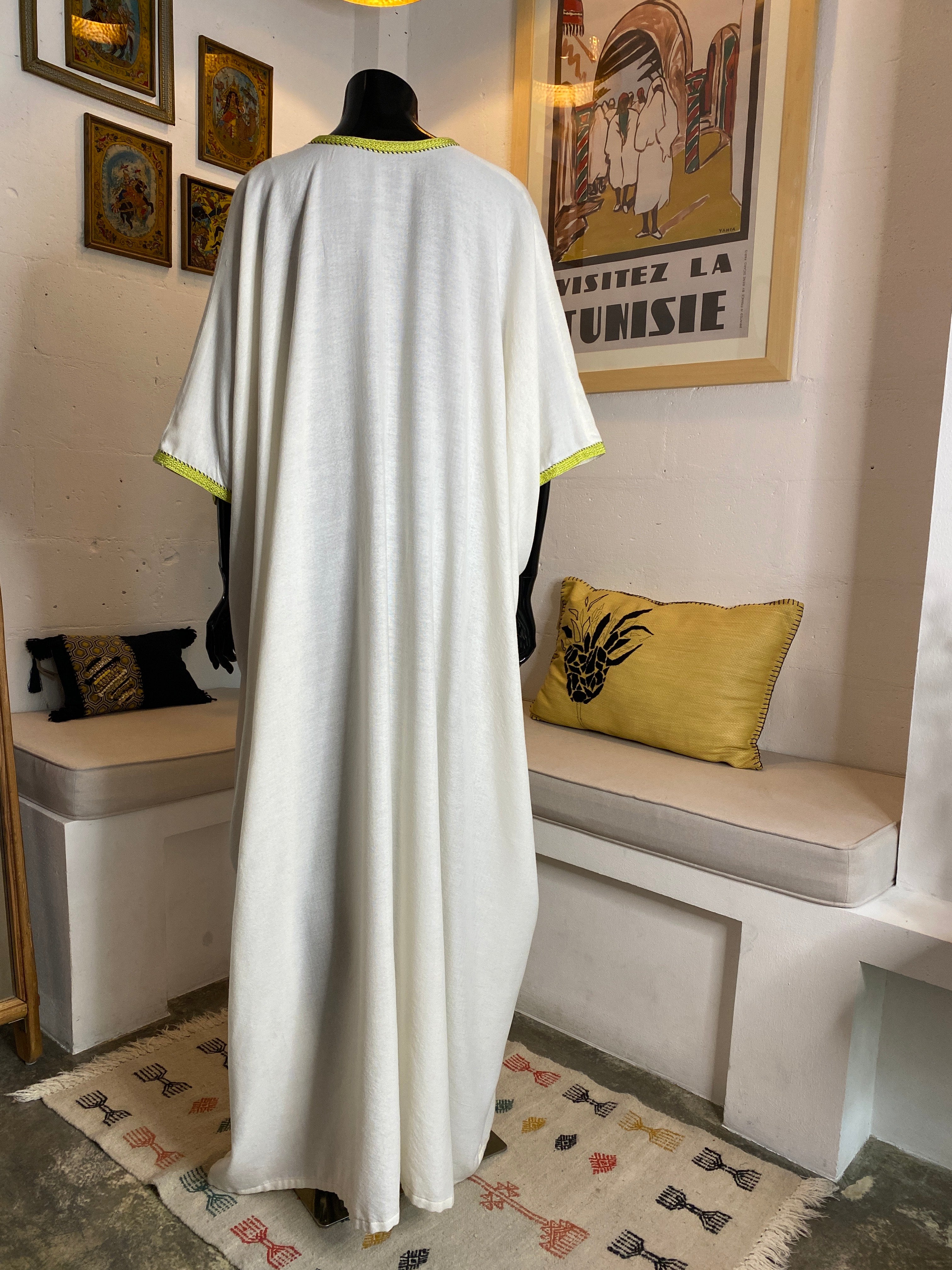 Abaya blanche avec broderie Tel et fil de soie