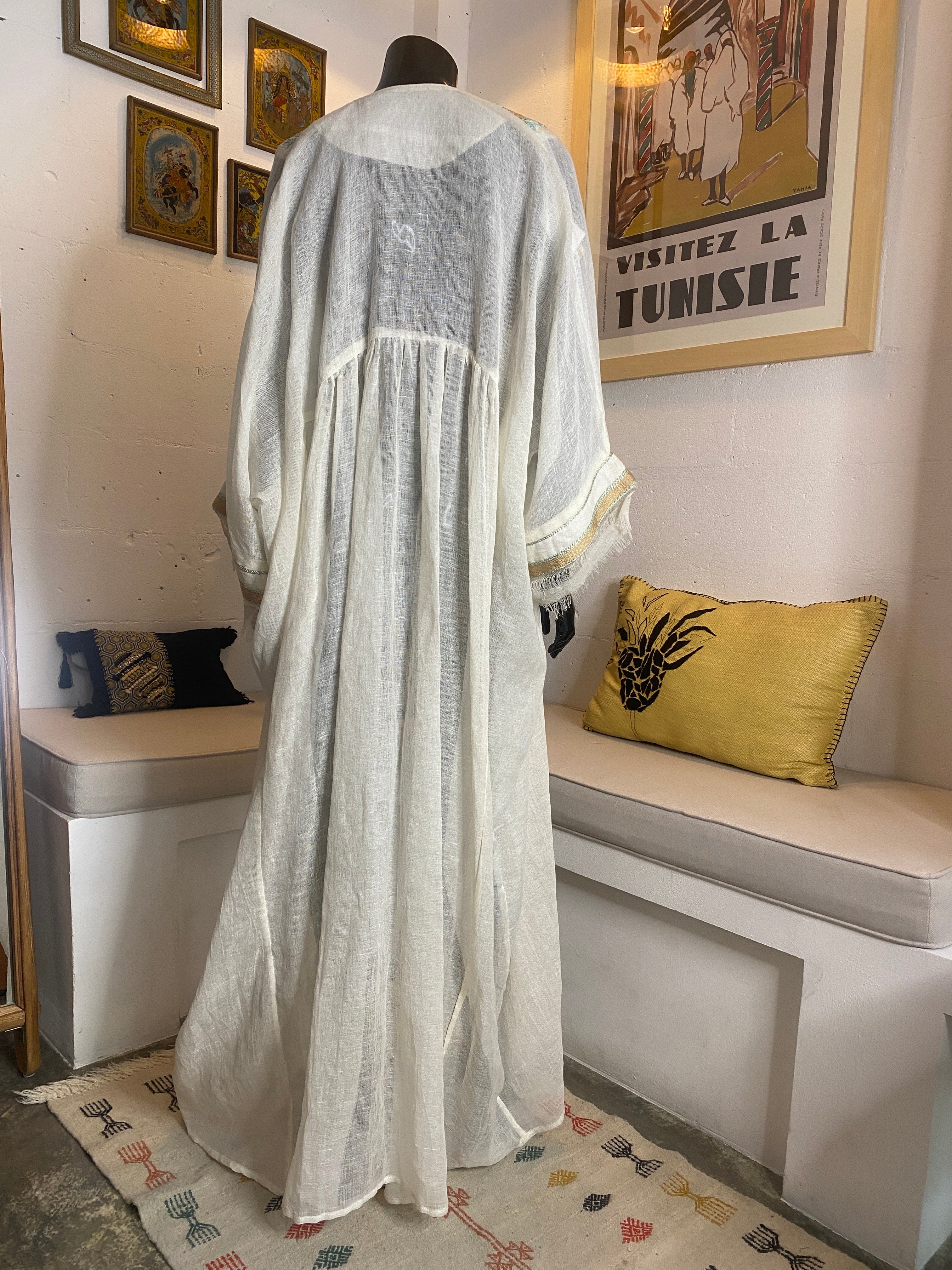 Abaya en lin tissée sur mesure avec coutures marocaines