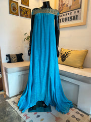 Robe en lin bleu à épaules dénudées avec broderie Tel