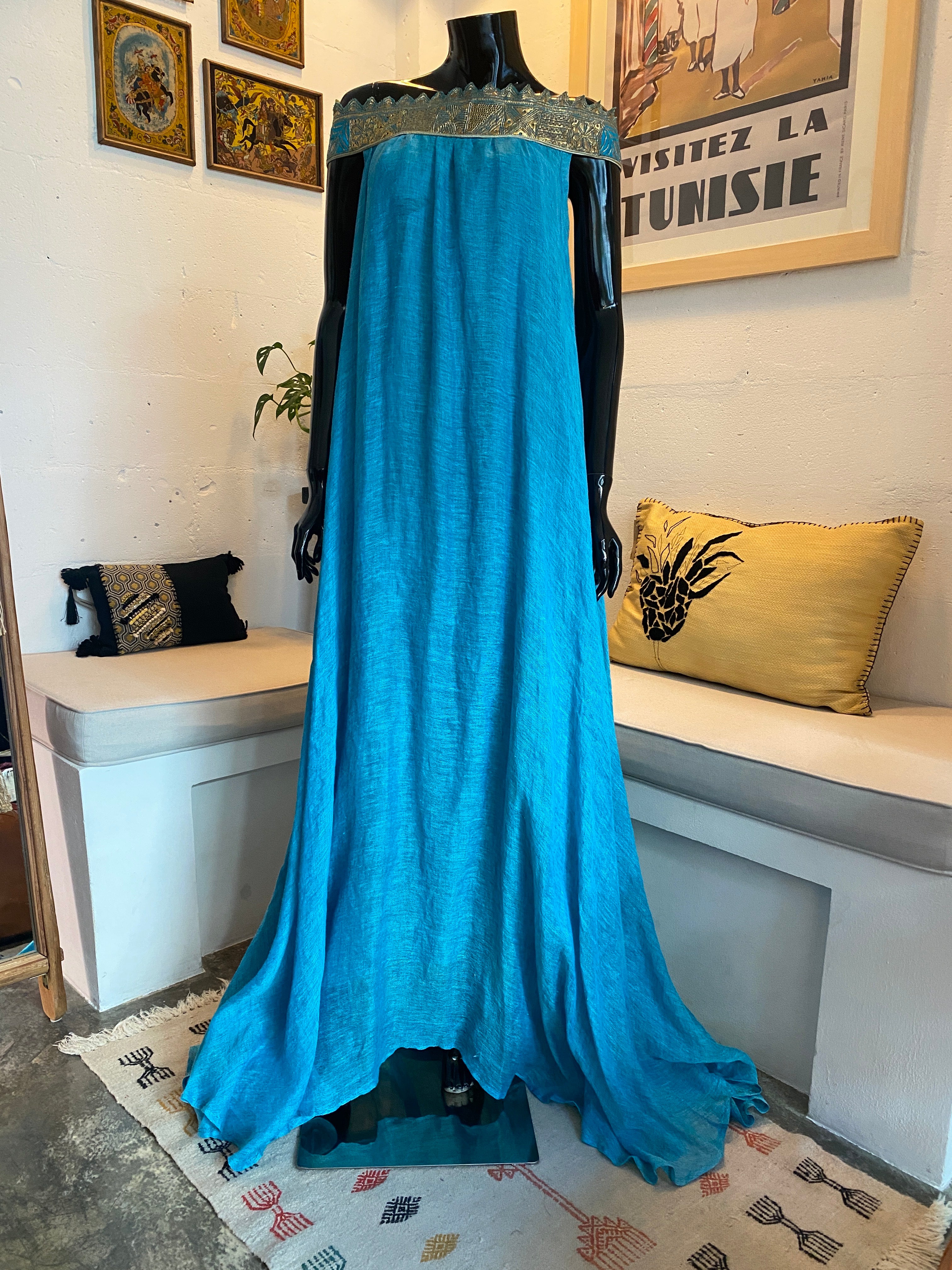 Robe en lin bleu à épaules dénudées avec broderie Tel