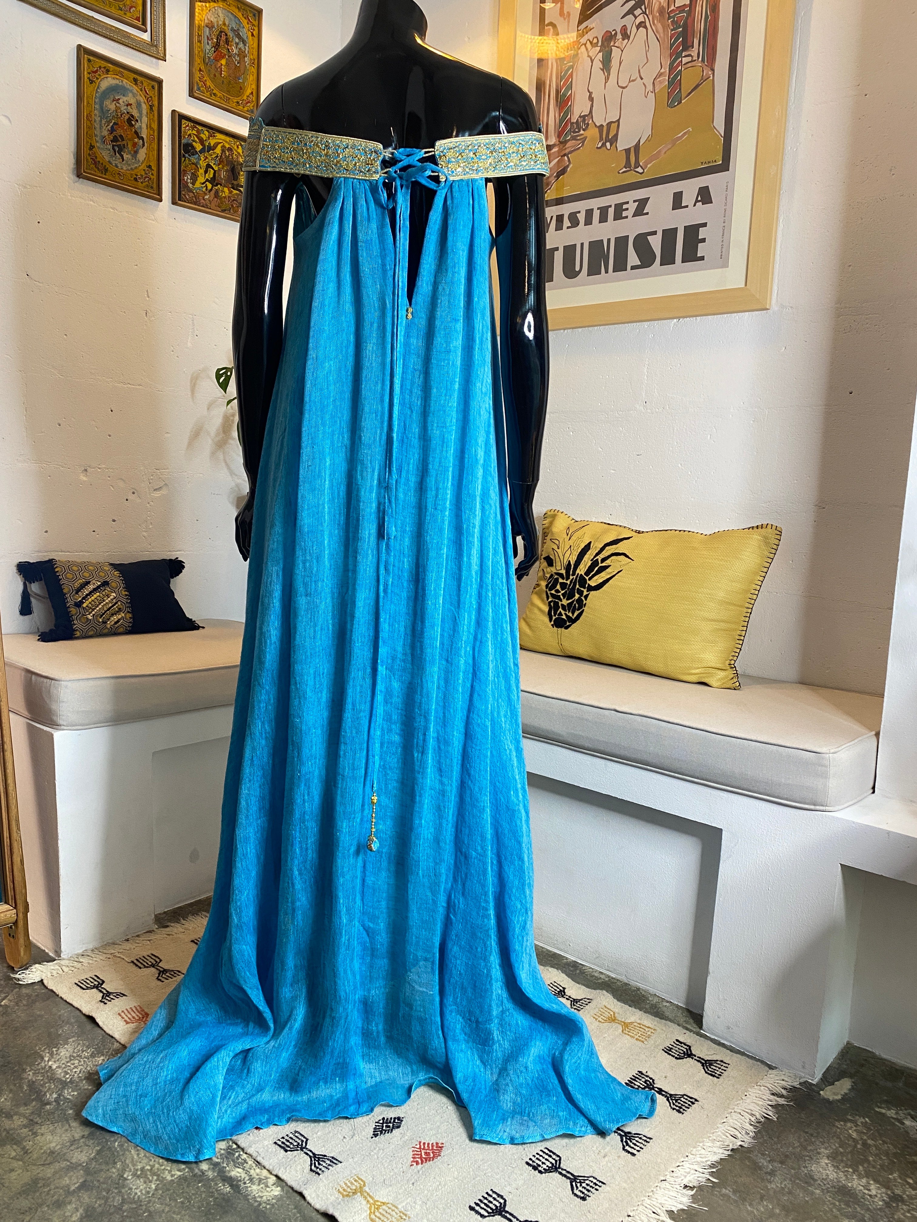 Robe en lin bleu à épaules dénudées avec broderie Tel