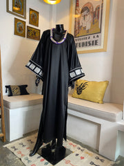 Robe en satin de soie noir avec broderie argentée